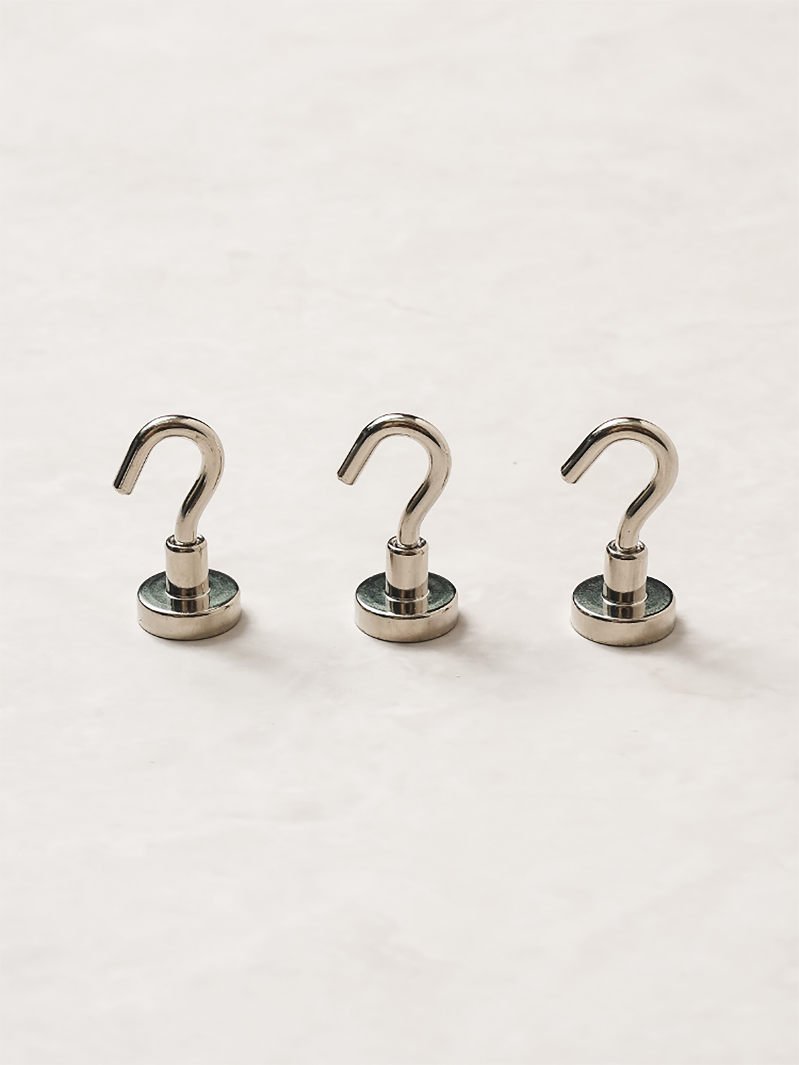 3 magnetic hooks included