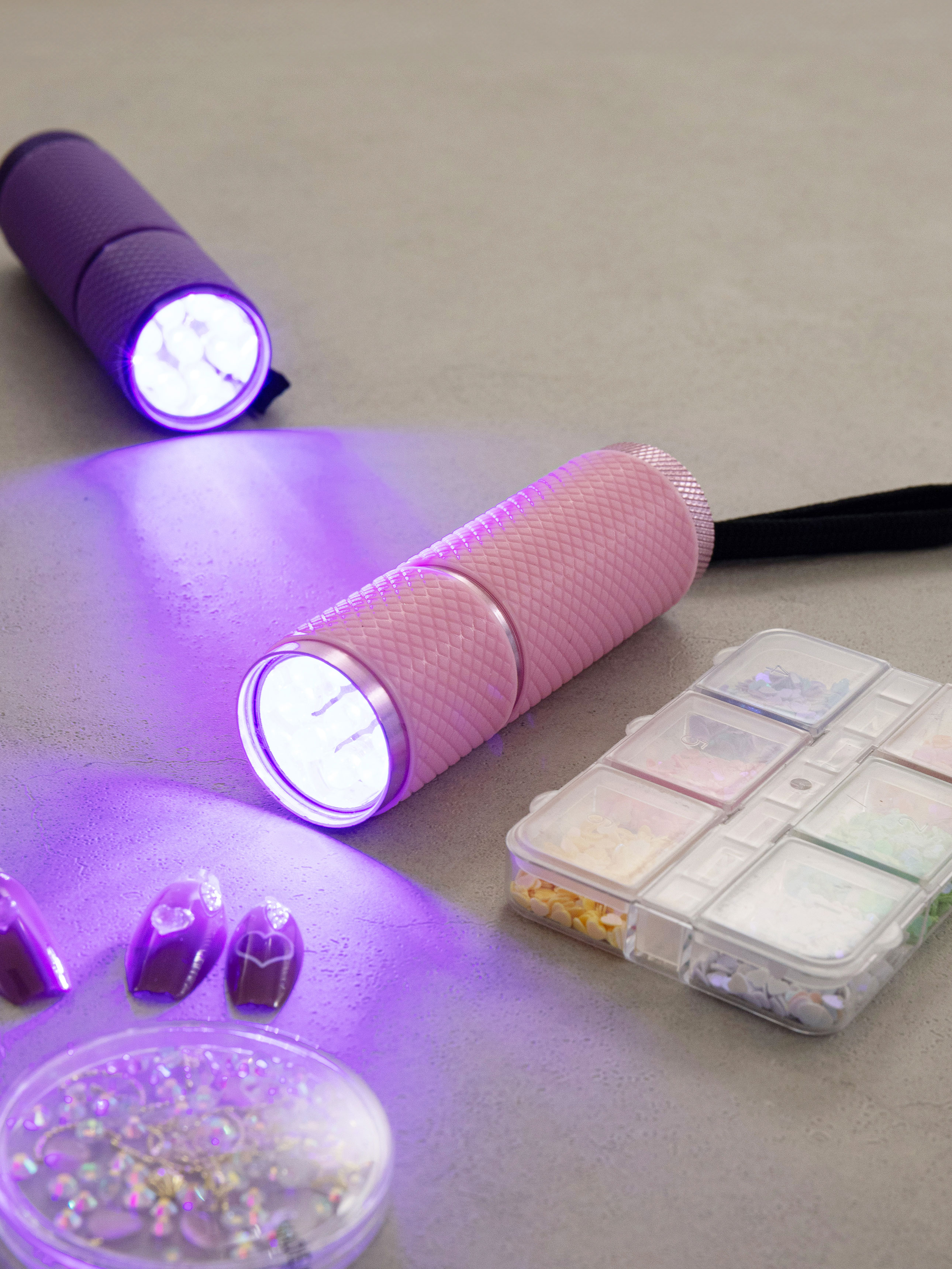 9 portable UV/LED lamps