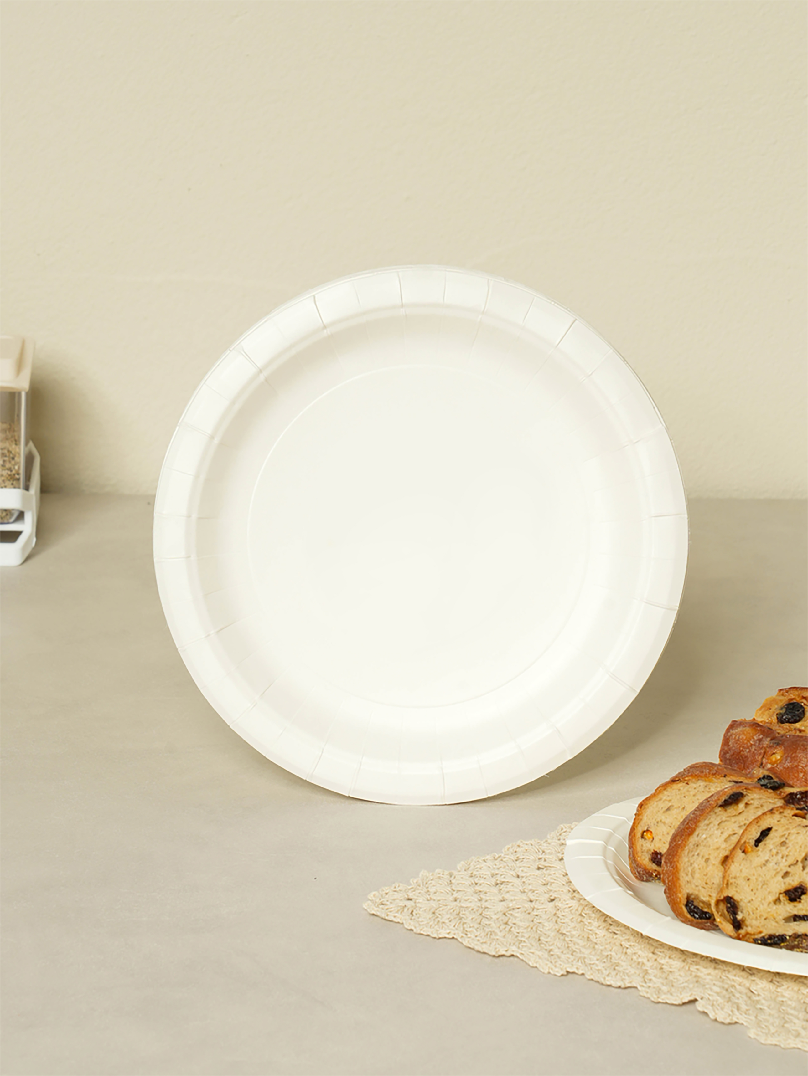 Disposable paper plates 20 cm, 10 pieces