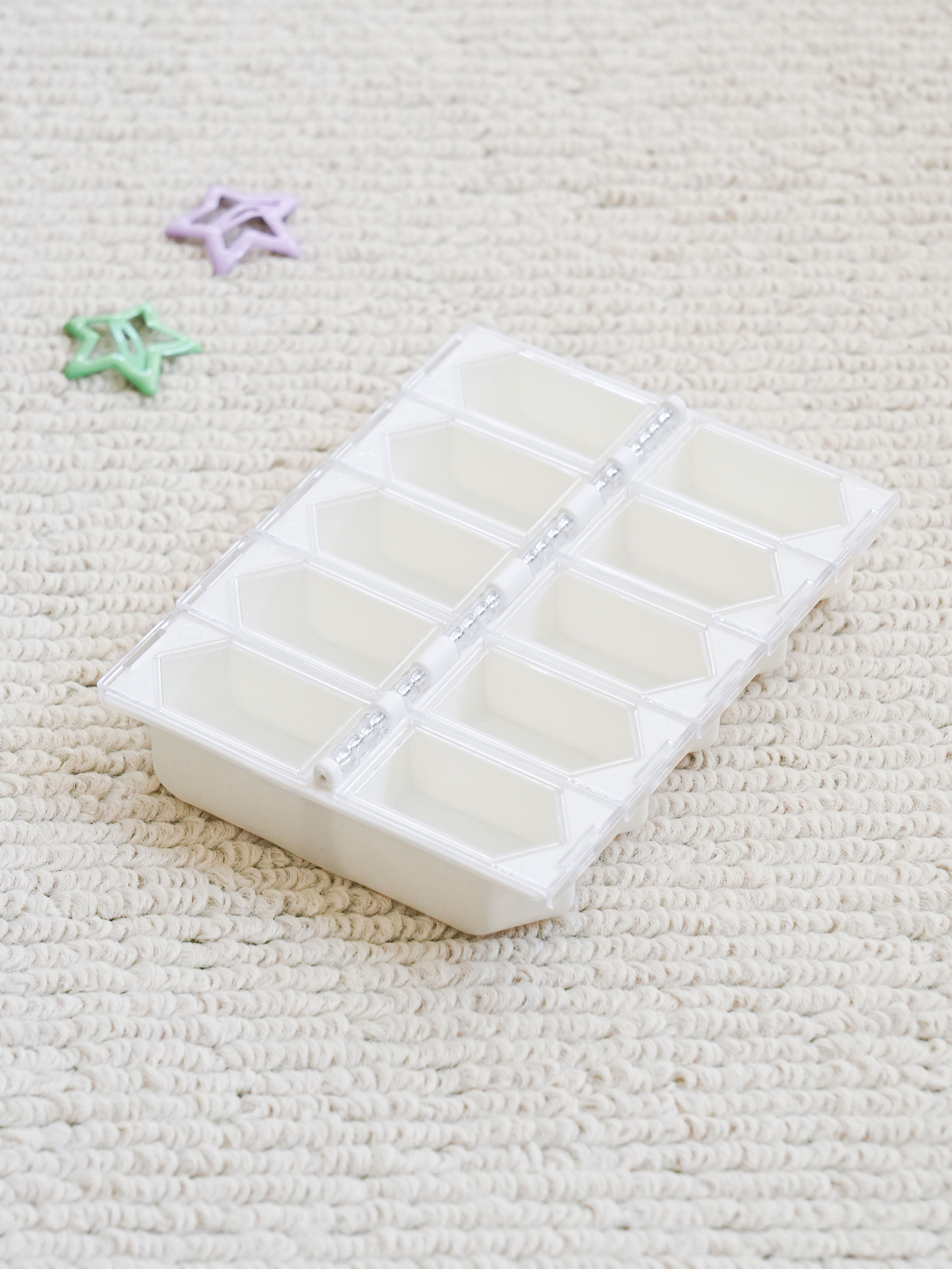 V-shaped 10-compartment beaded section case
