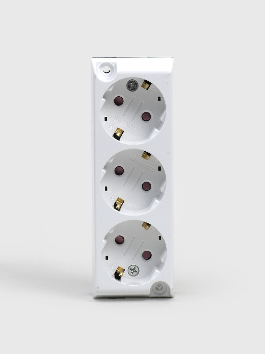 Exposed grounded 3-prong outlet