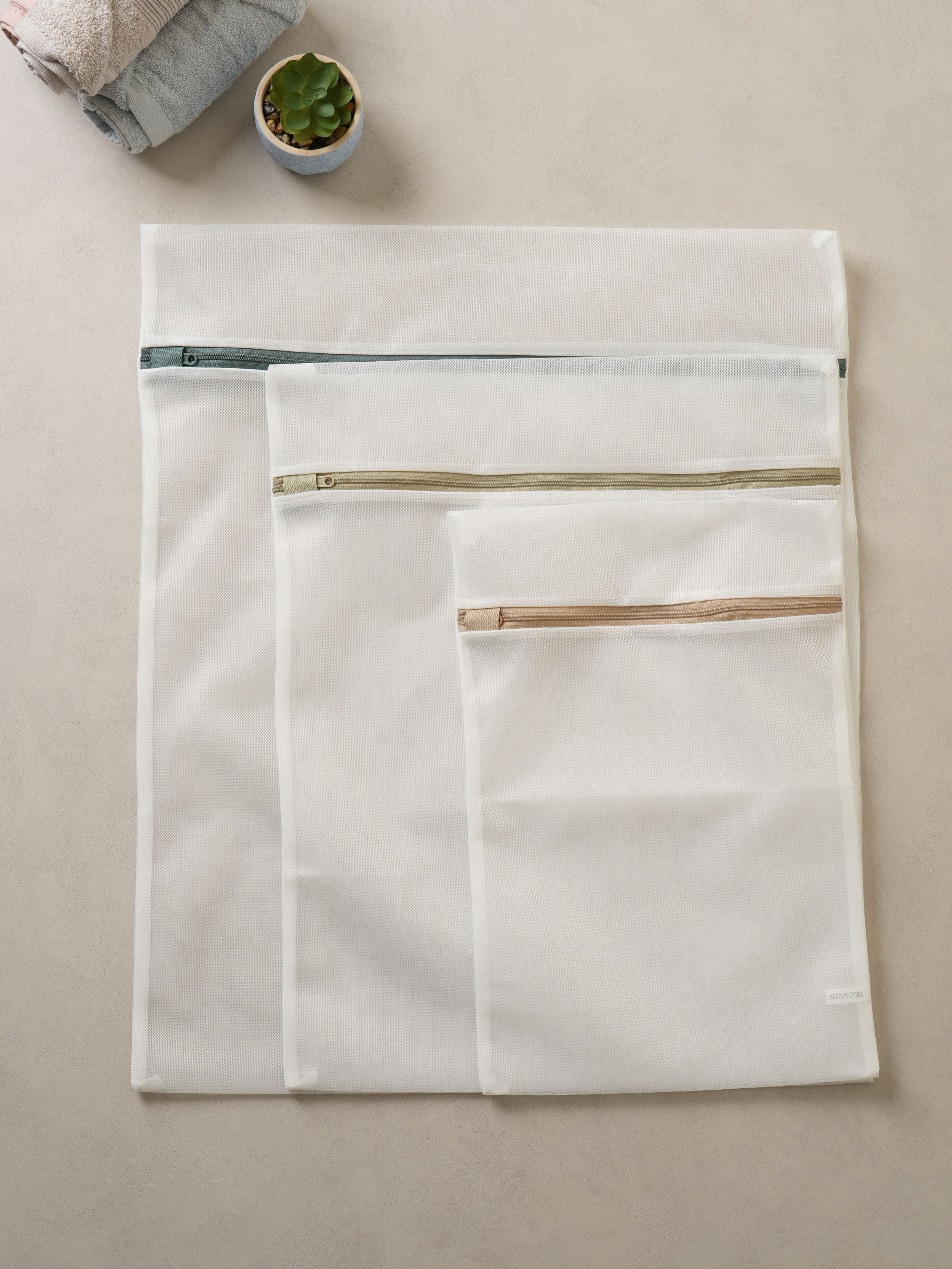 Set of 3 non-fluorescent square laundry nets