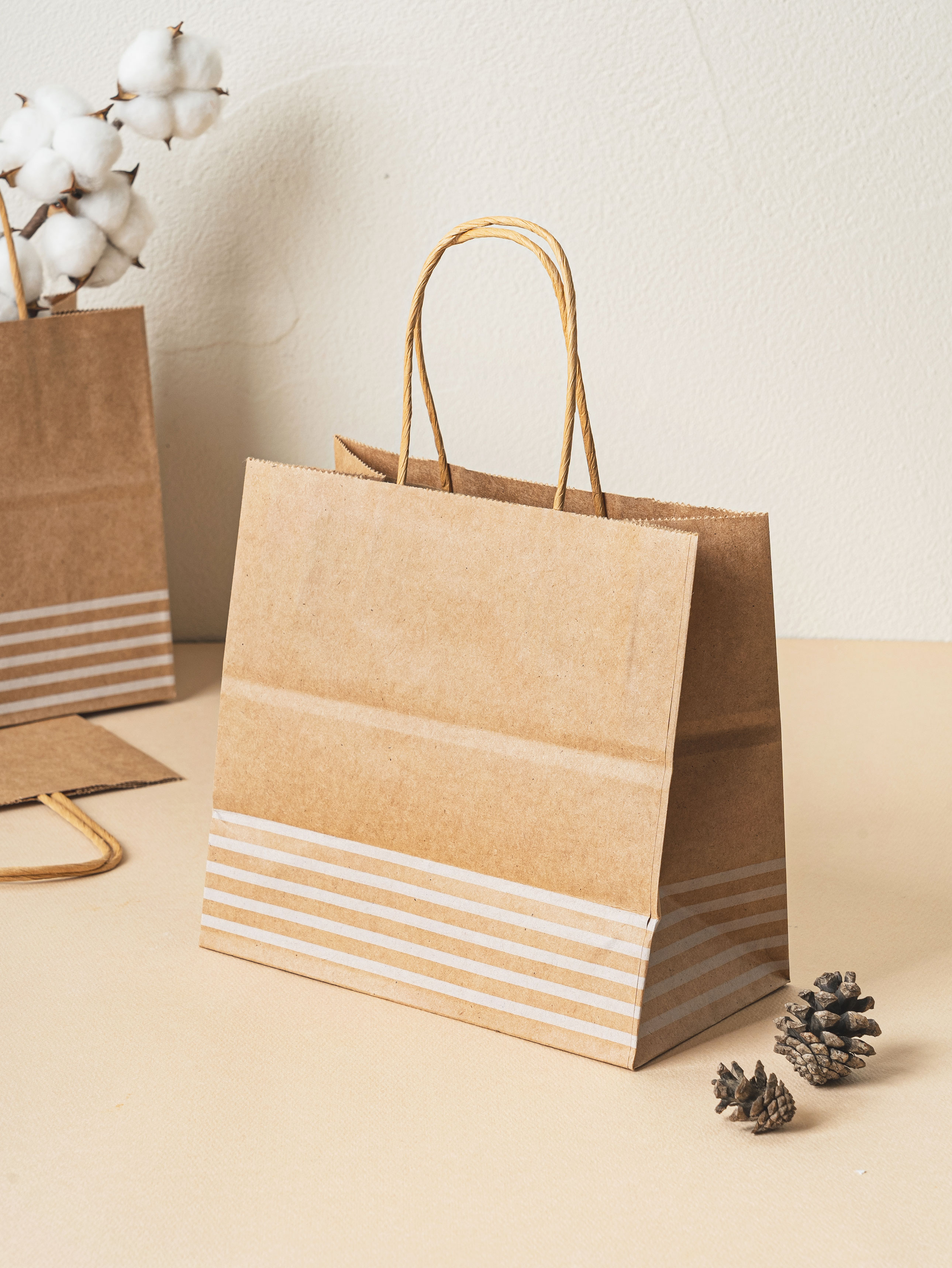 Striped kraft gift bag 3pcs white