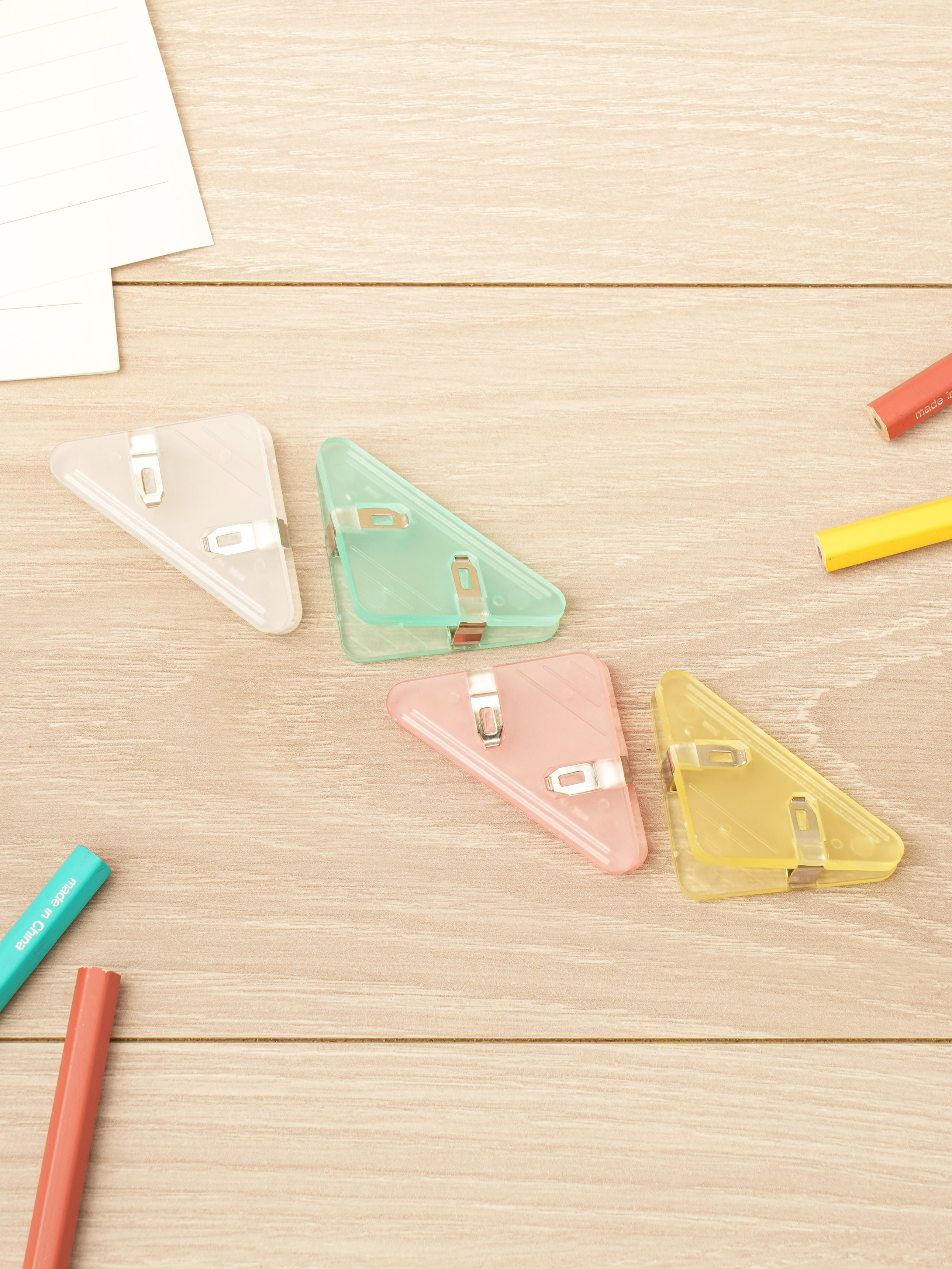 4 triangular corner clips