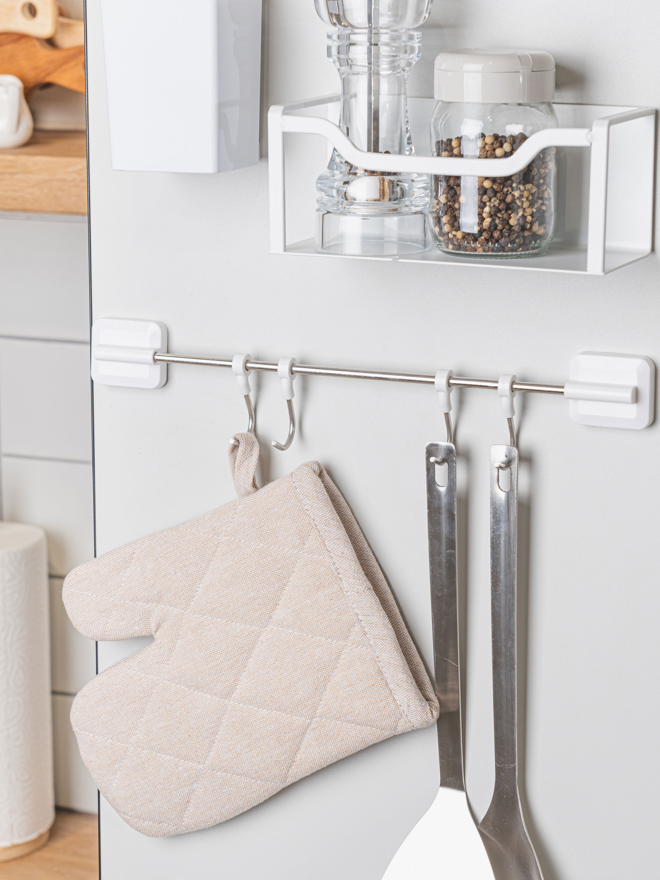 4 magnetic type multipurpose hangers