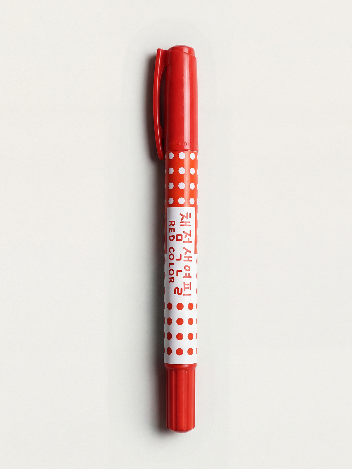 2 soft marking colored pencils