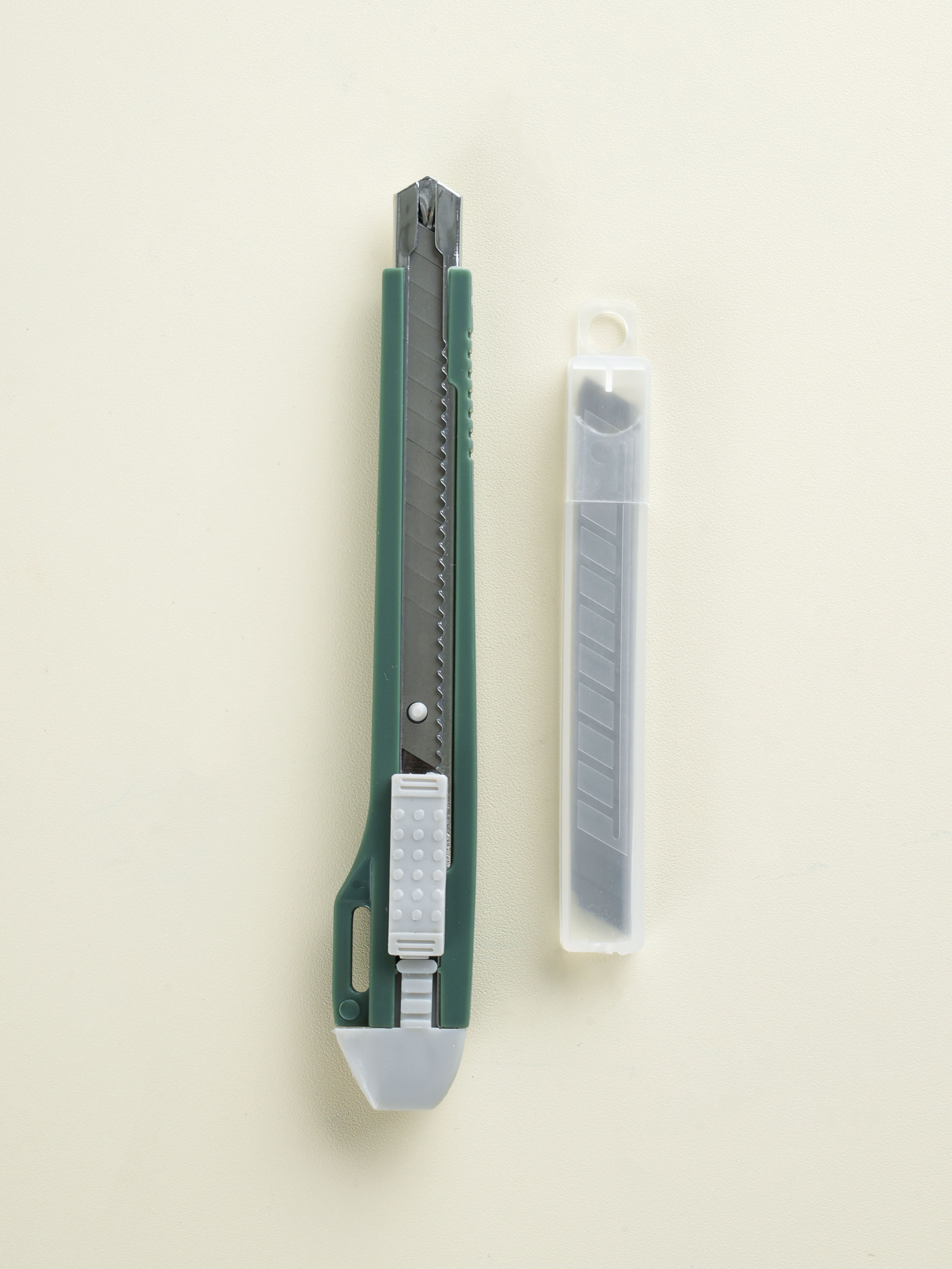 Snap-type cutter knife (9 mm/5 refills included) 1000