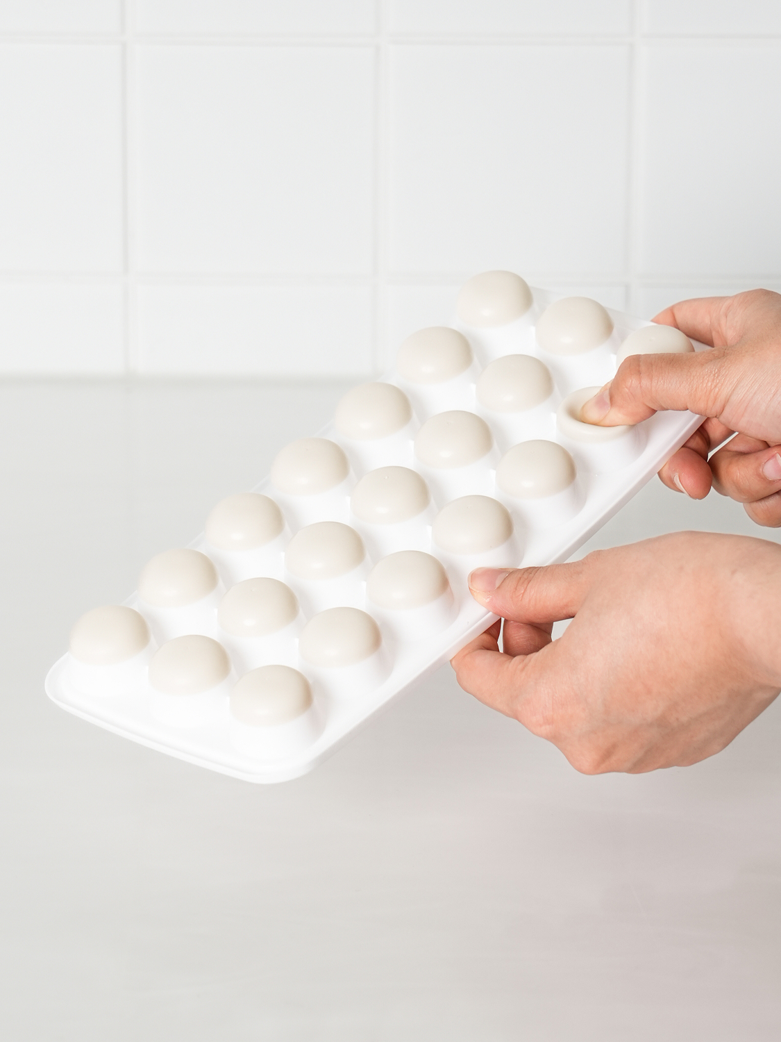 21 round, easily removable ice trays