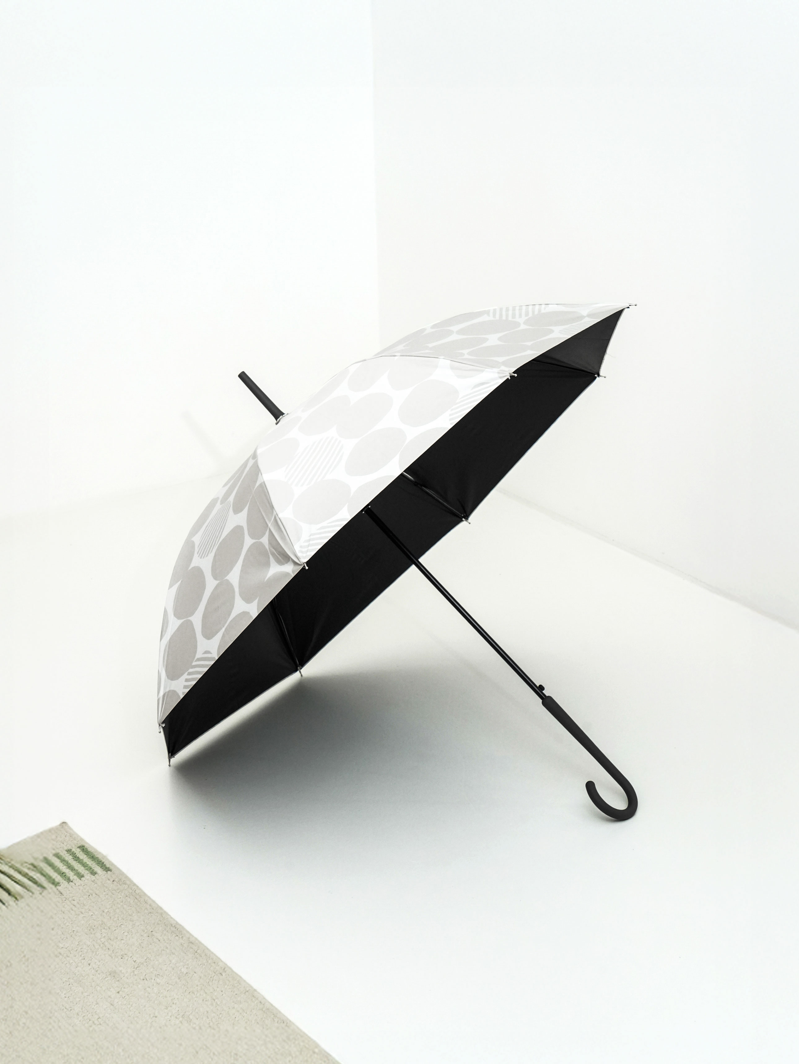 [Blocks up to 99% of UV] Dot pattern blackout long umbrella 8K 56 cm gray