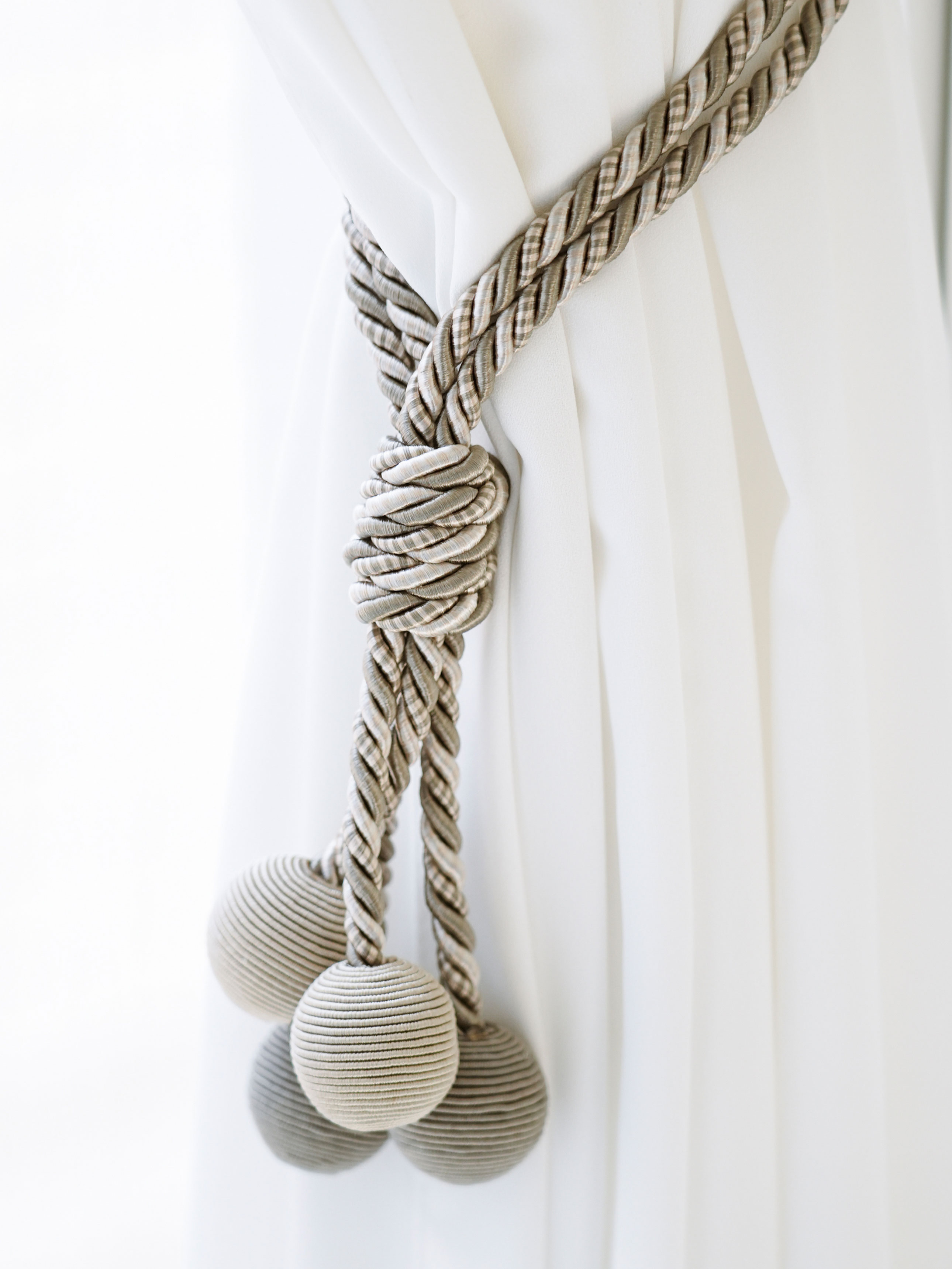 Drop-shaped long curtain tie
