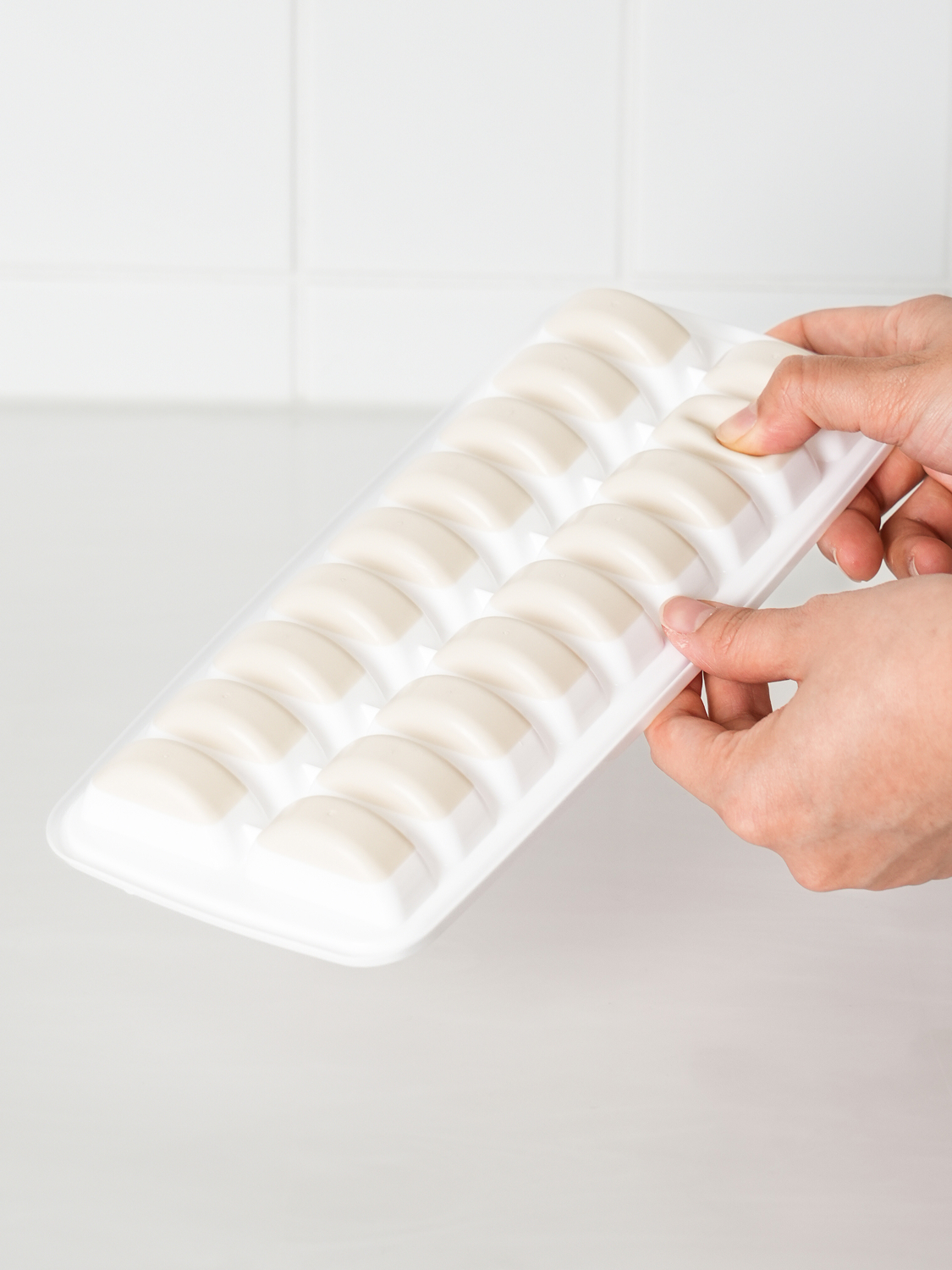 18 easily removable semi-circular ice trays