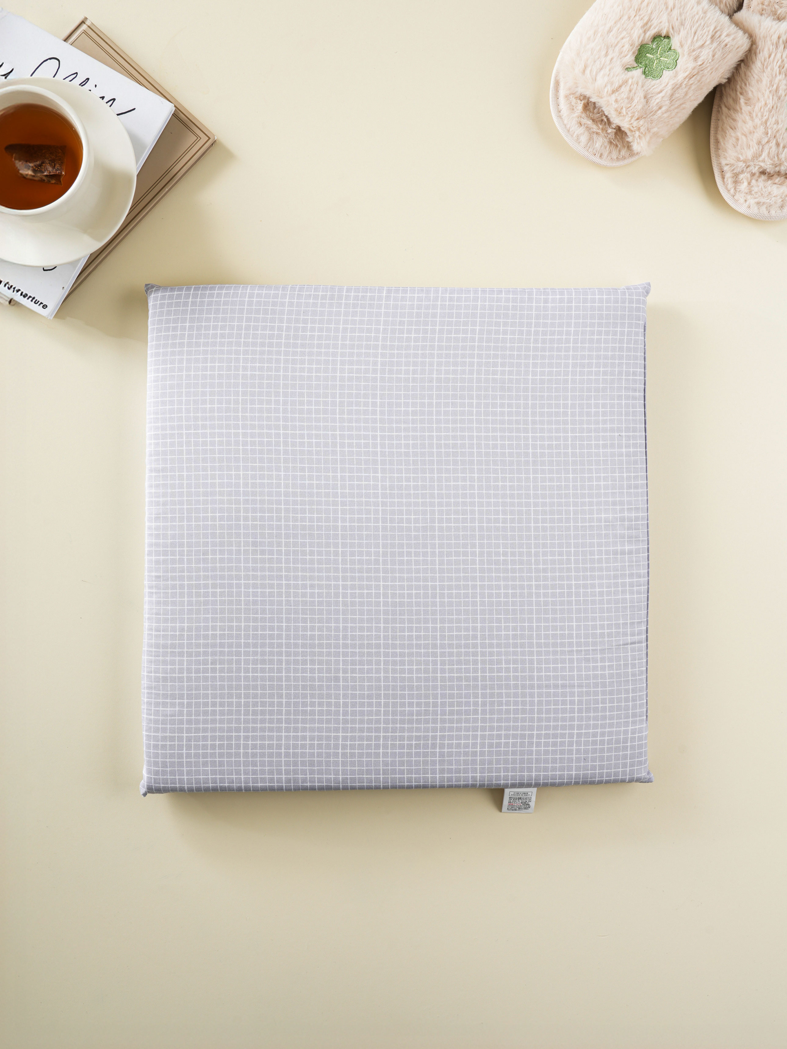 체크 패턴 스펀지 사각 방석 40 X 40 cm 그레이