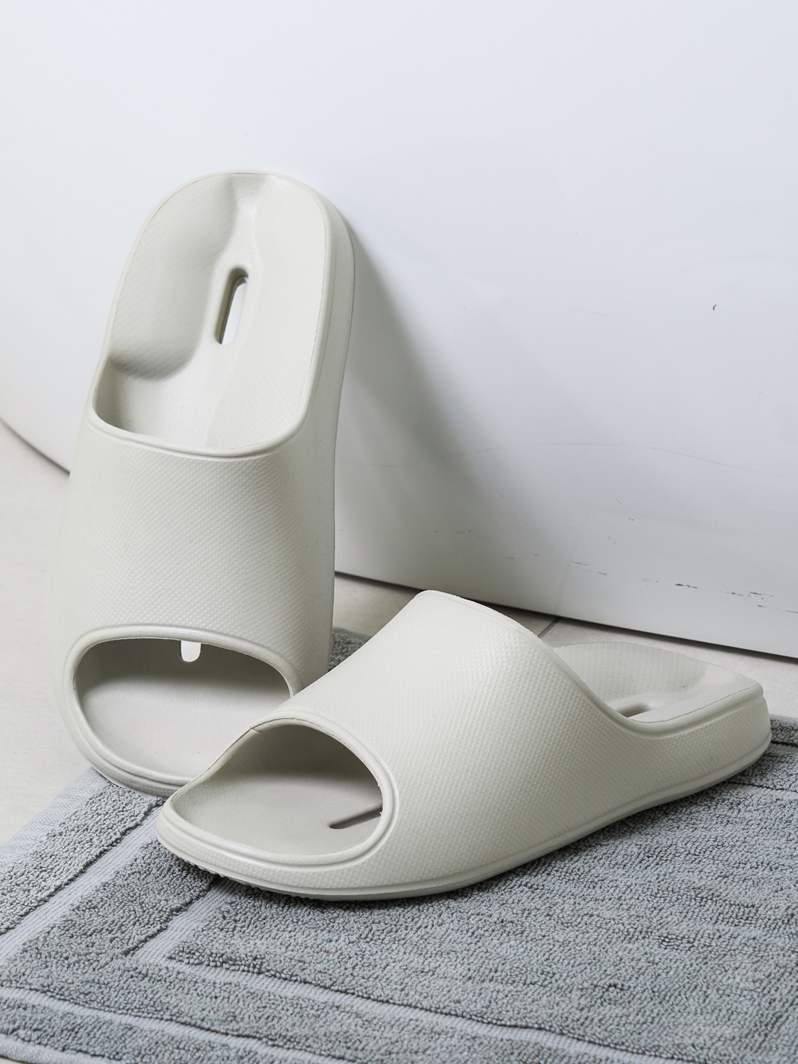 Arched bathroom shoes 260~280 mm sand