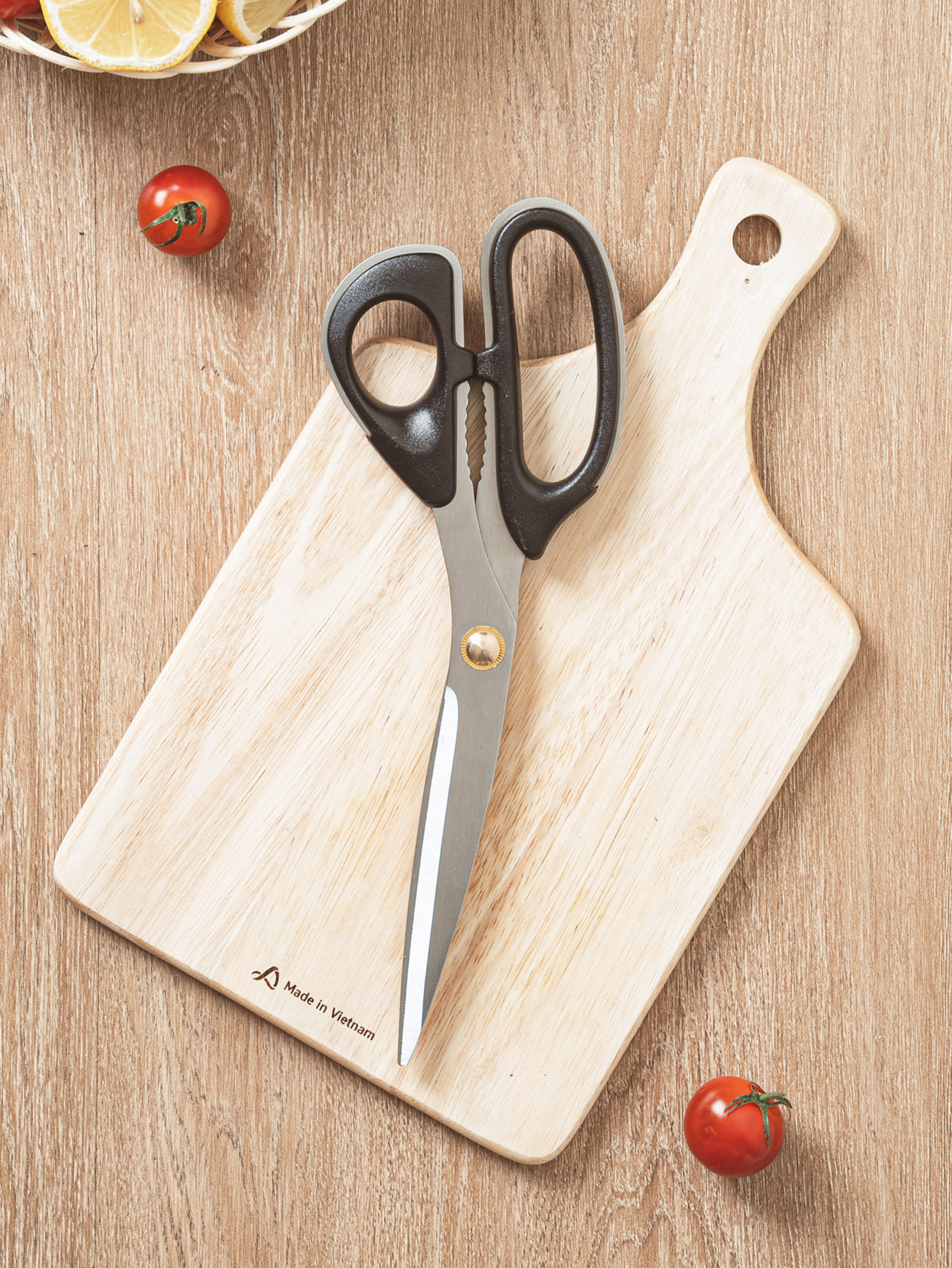 Kitchen scissors that are comfortable on the wrist