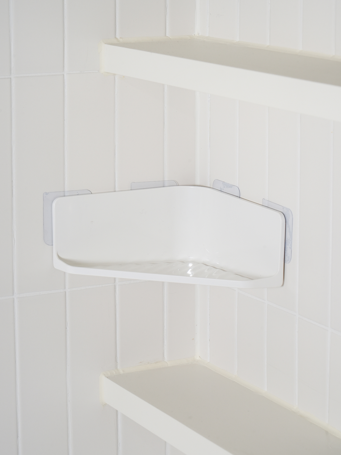 Attachable drainable bathroom corner shelf