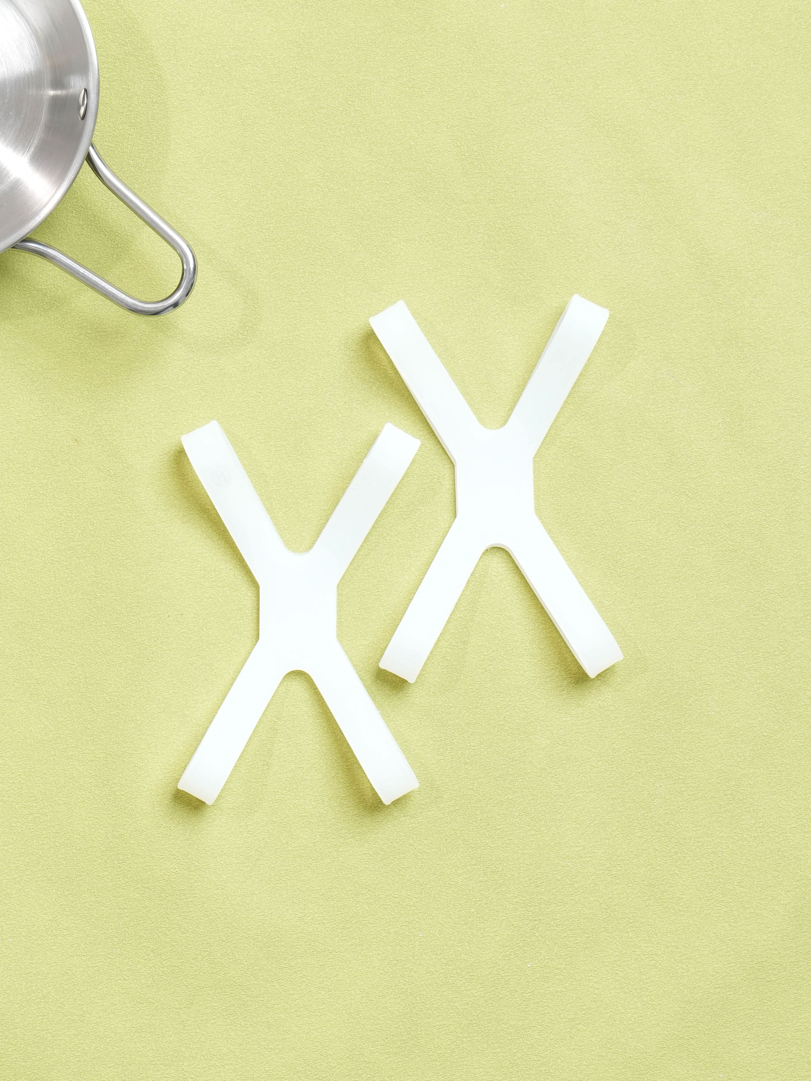 2 silicone bands for holding camping utensils