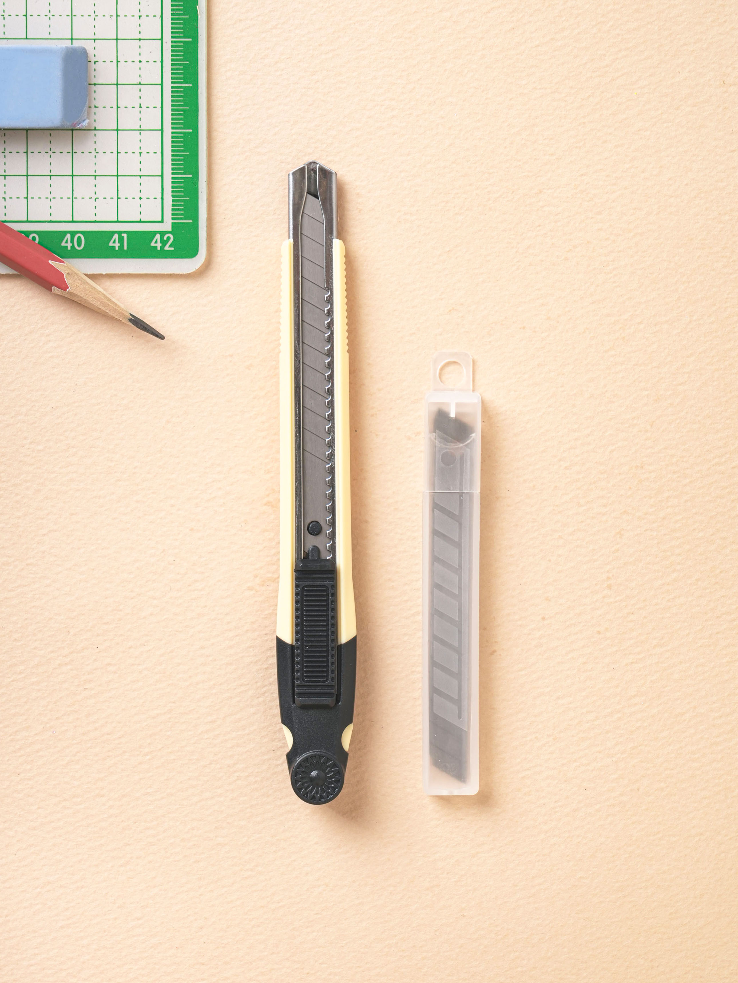 Includes 5 snap handle cutter knife 9 mm refills