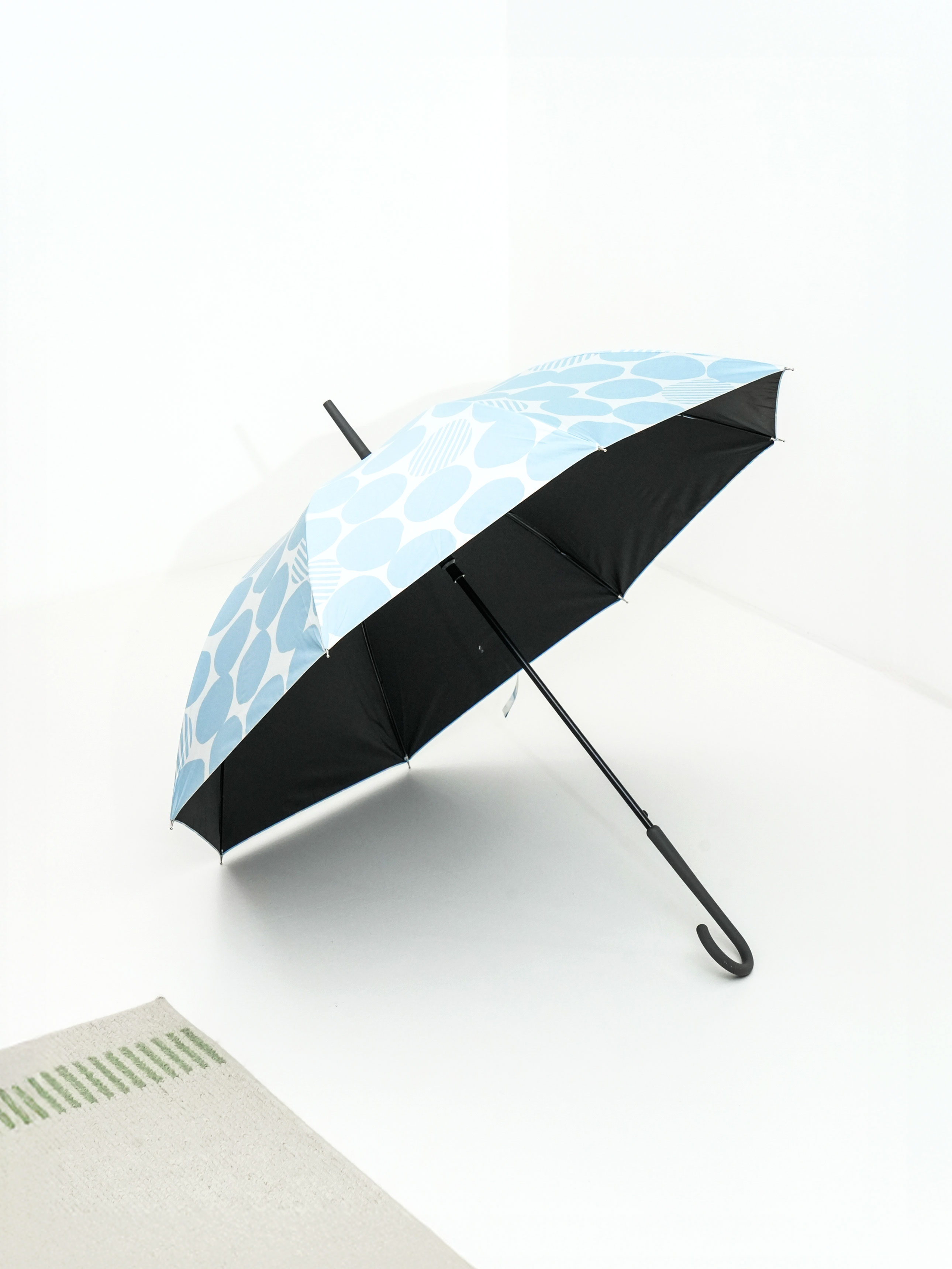 [Blocks up to 99% of UV] Dot pattern blackout long umbrella 8K 56 cm blue