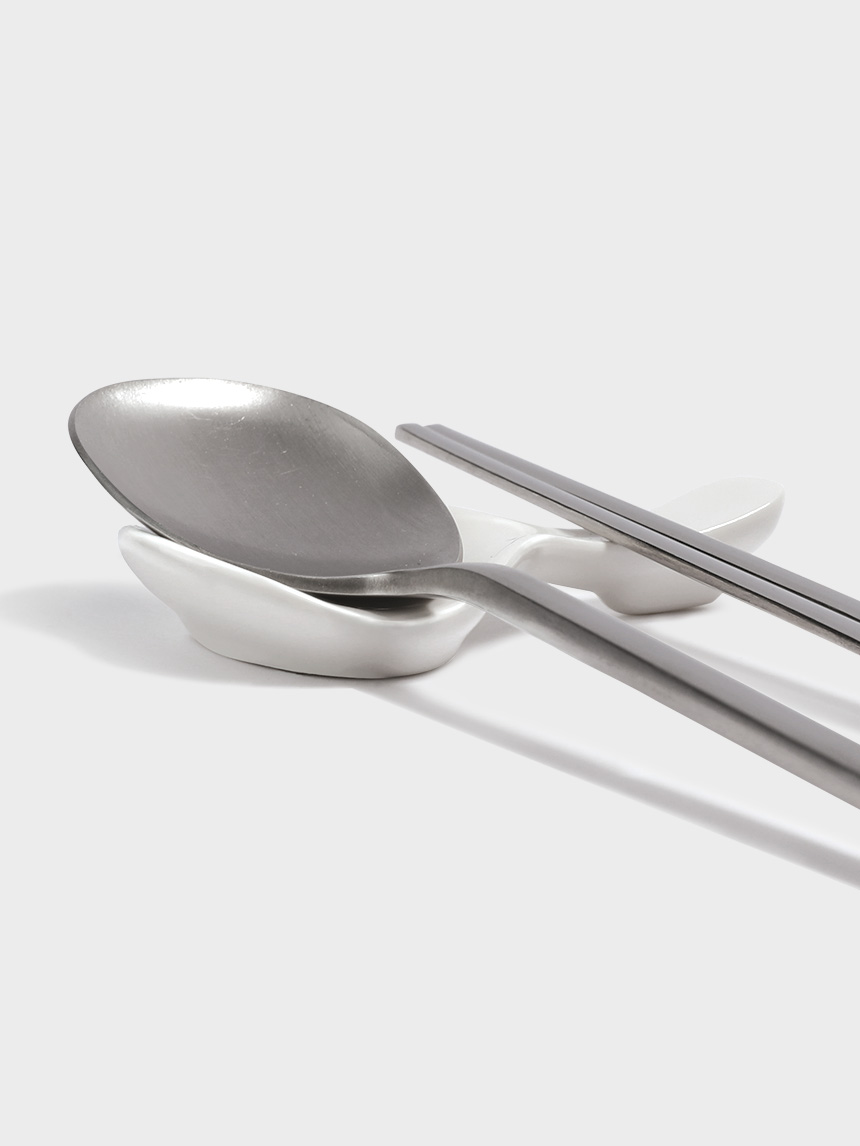 2 spoon-shaped spoon rests