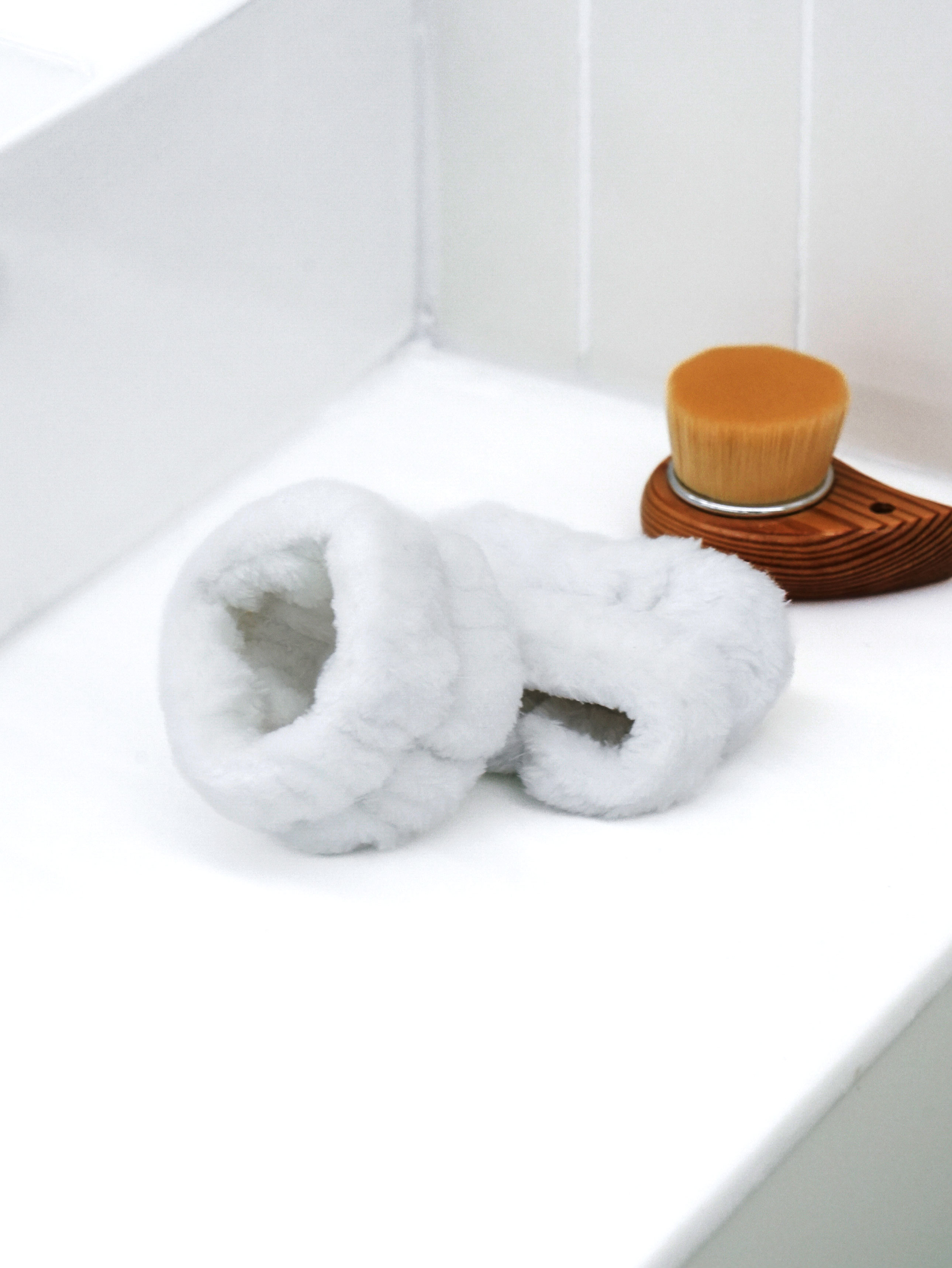 2 wrist cleansing bands