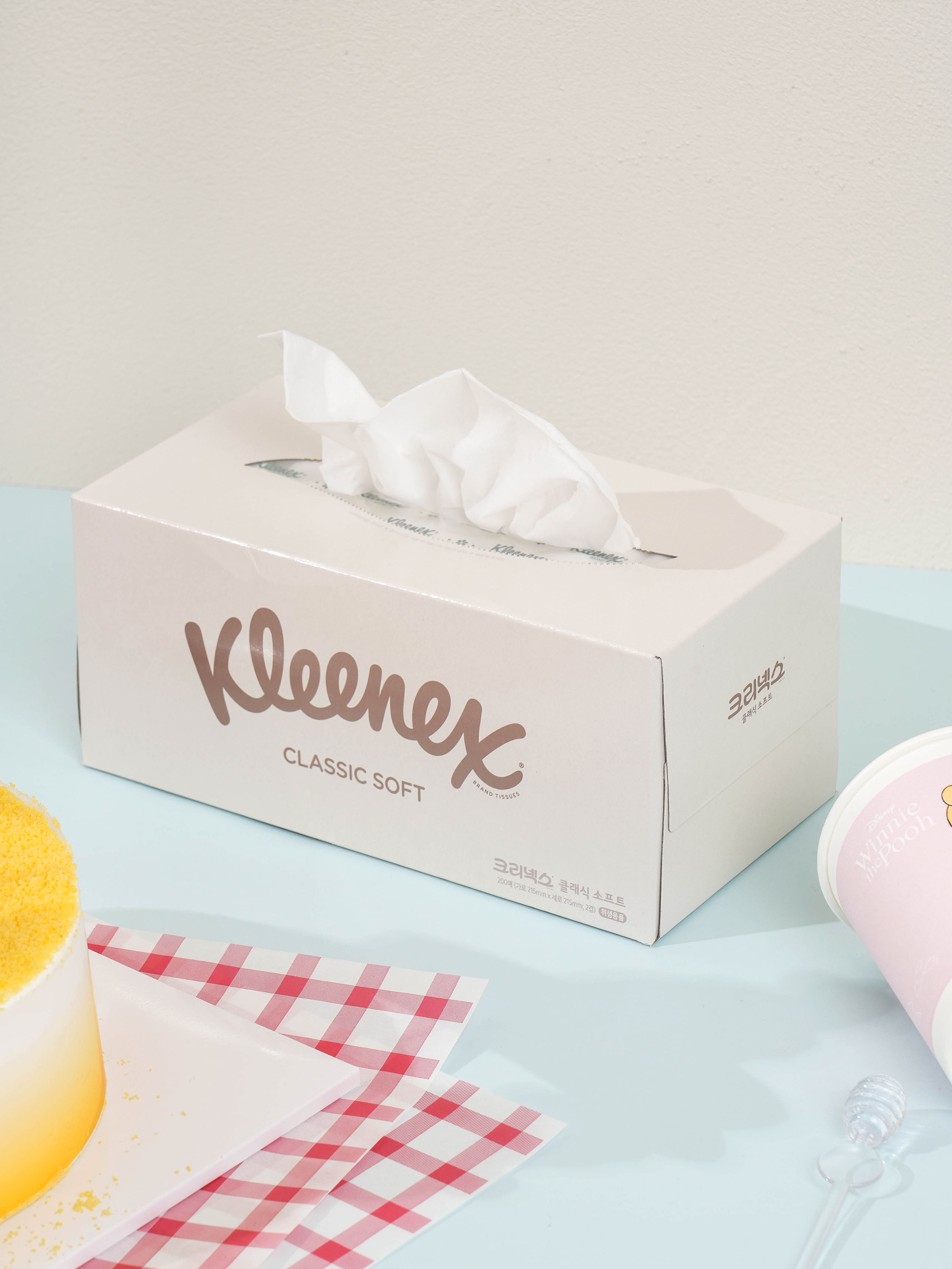 200 sheets of Kleenex tissue