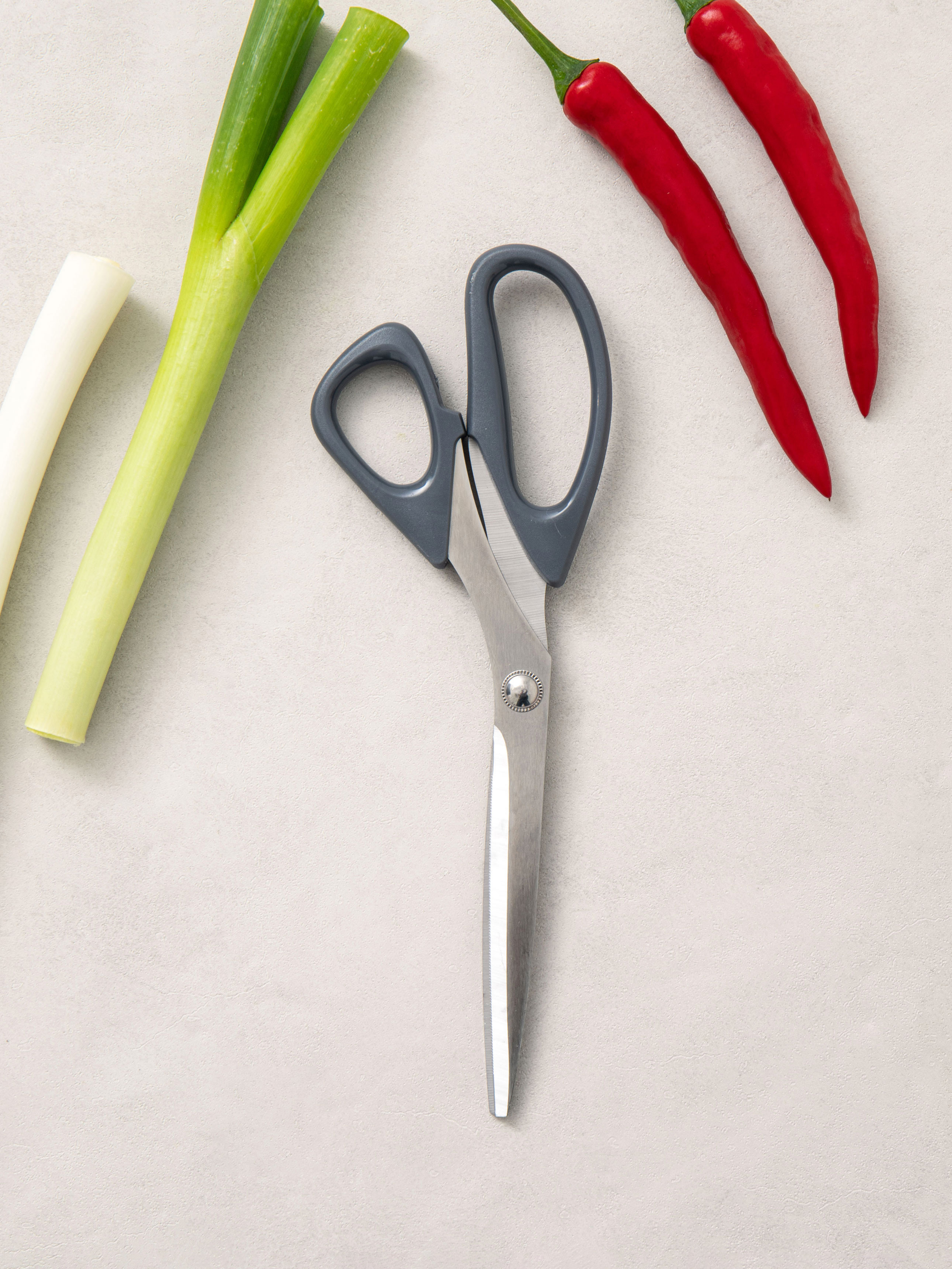 Ambidextrous multipurpose curved blade scissors