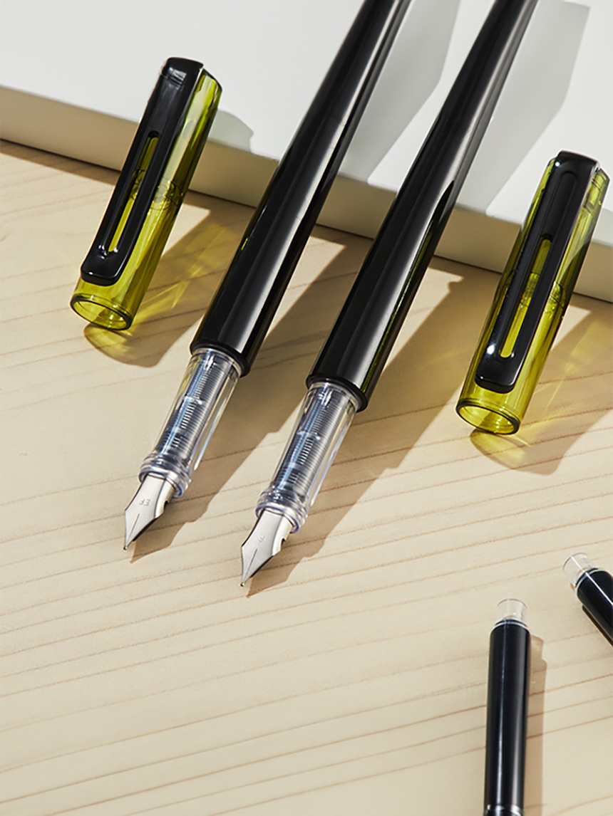 2 fountain pen bodies and 2 refills