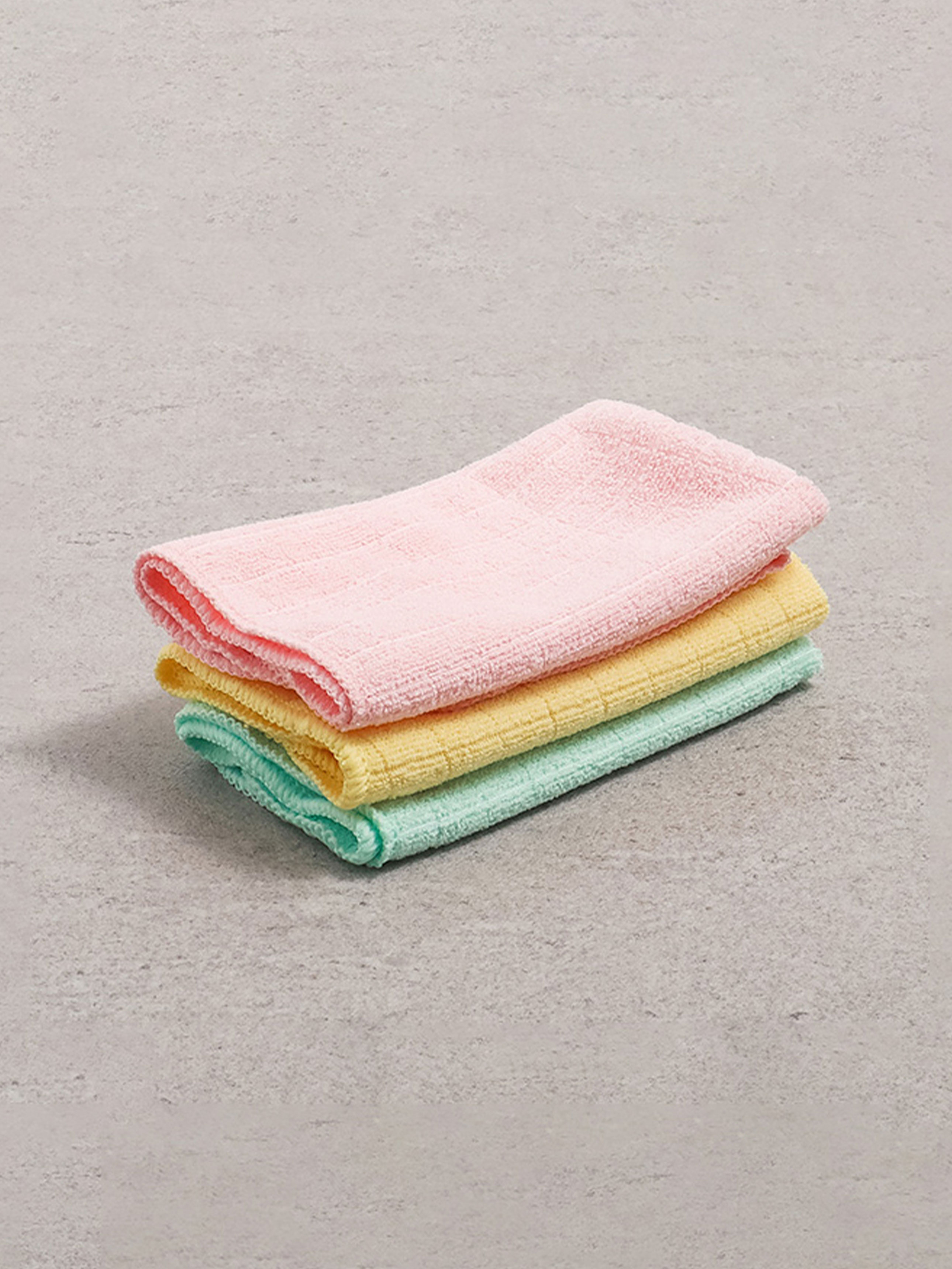 3 clean microfiber dishcloths