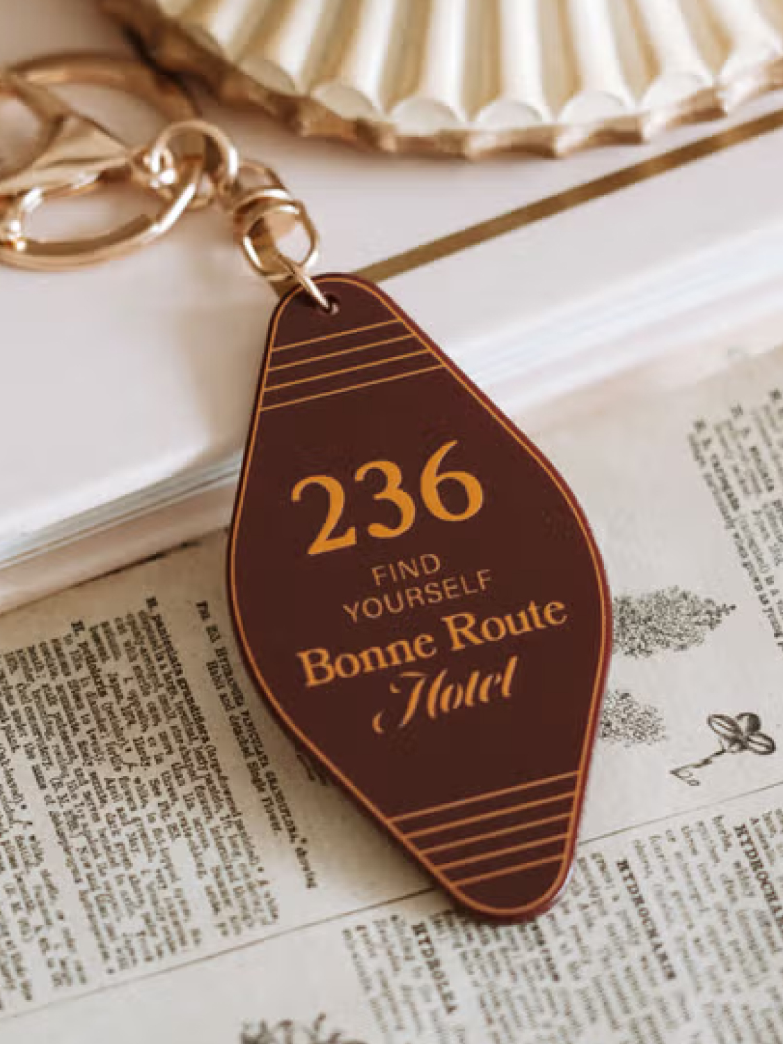travel diamond shape keyring brown