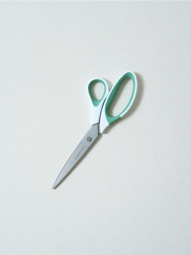 Two-tone titanium coated scissors