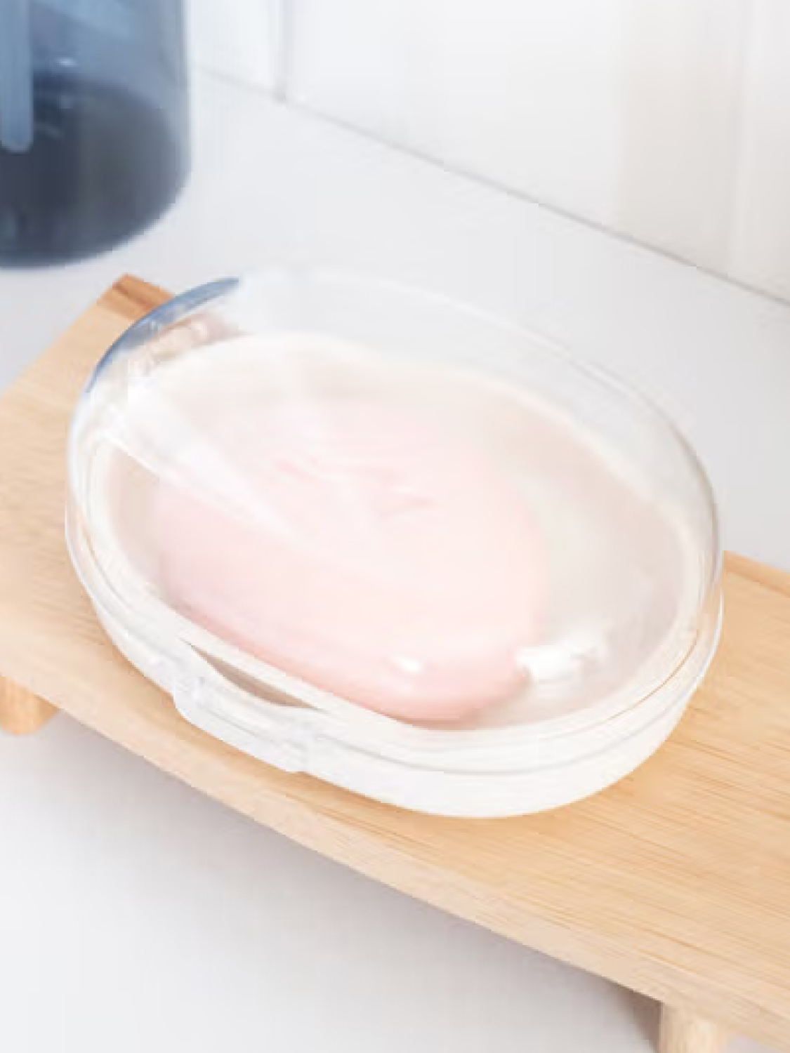 Transparent locking soap dish