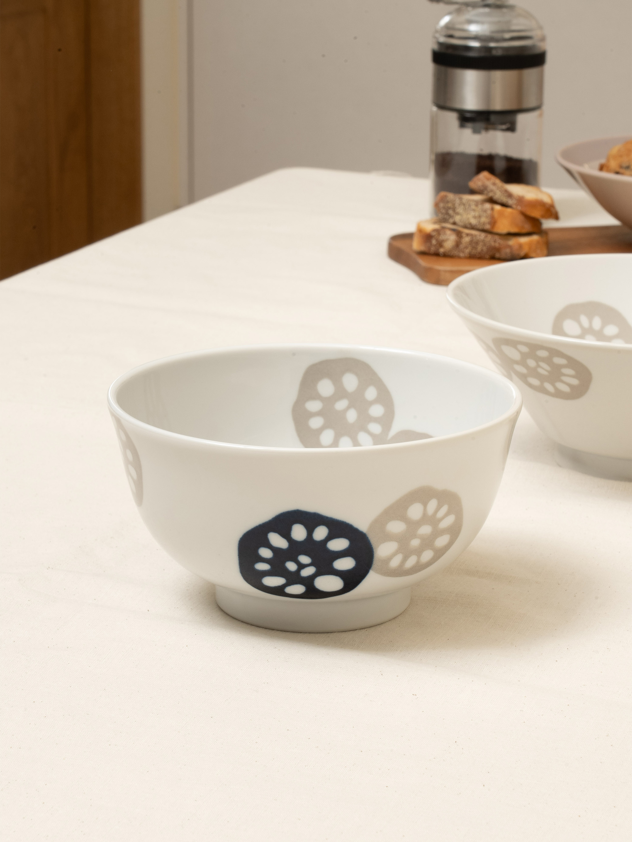 Japanese lightweight tableware, noodles, lotus root design