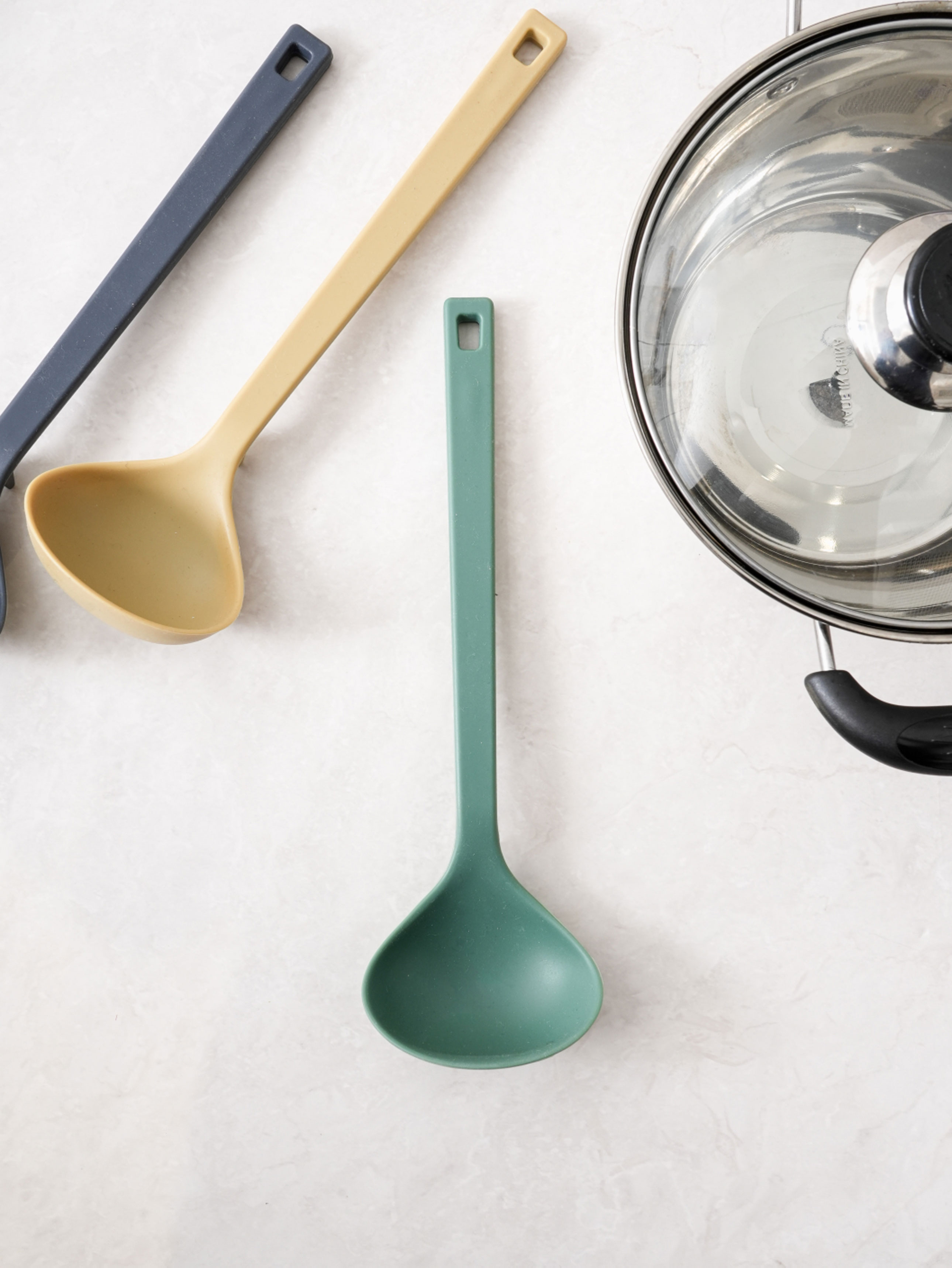 Green silicone ladle that doesn't touch the floor