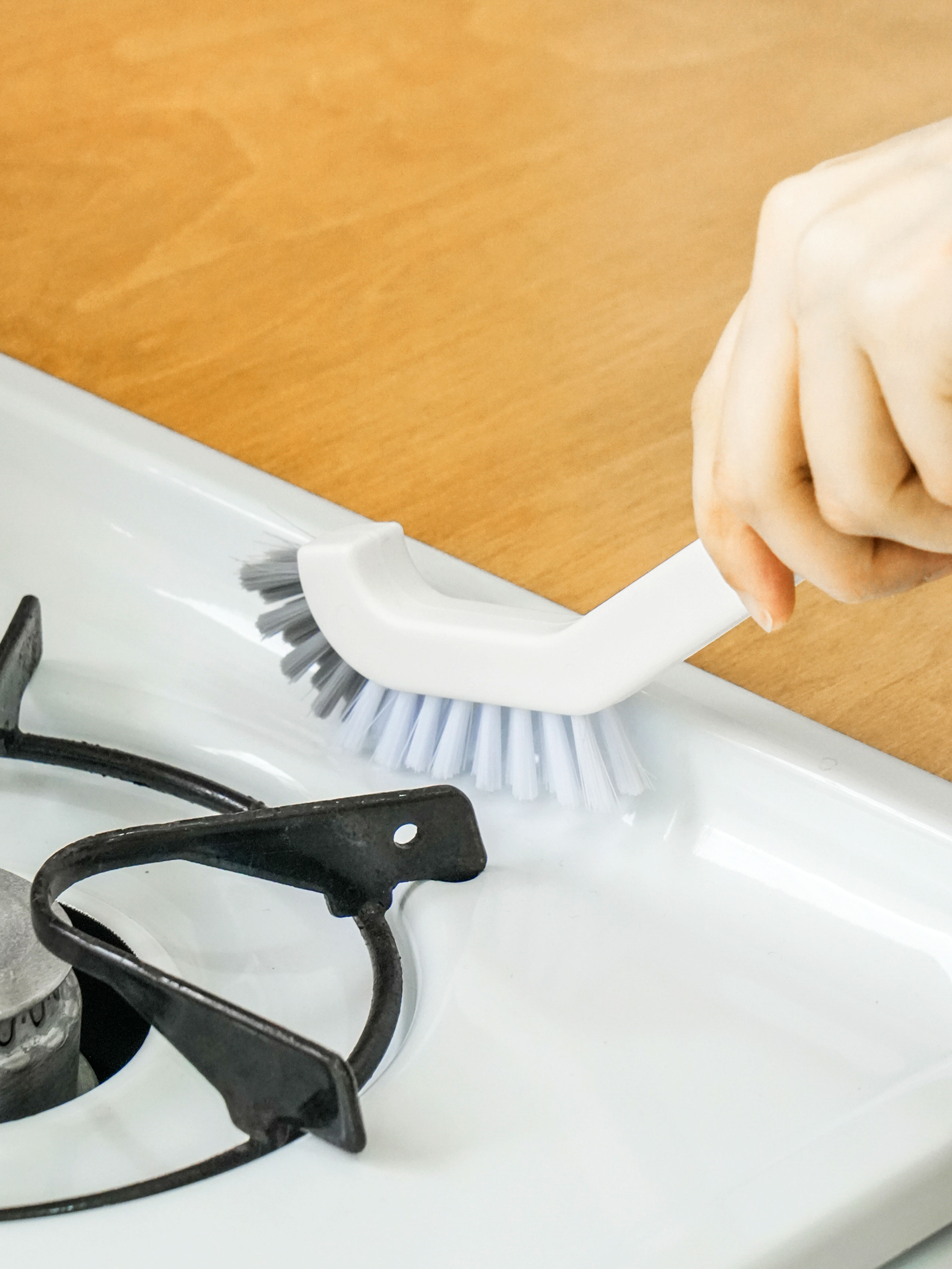 Magnetic crevice cleaning brush