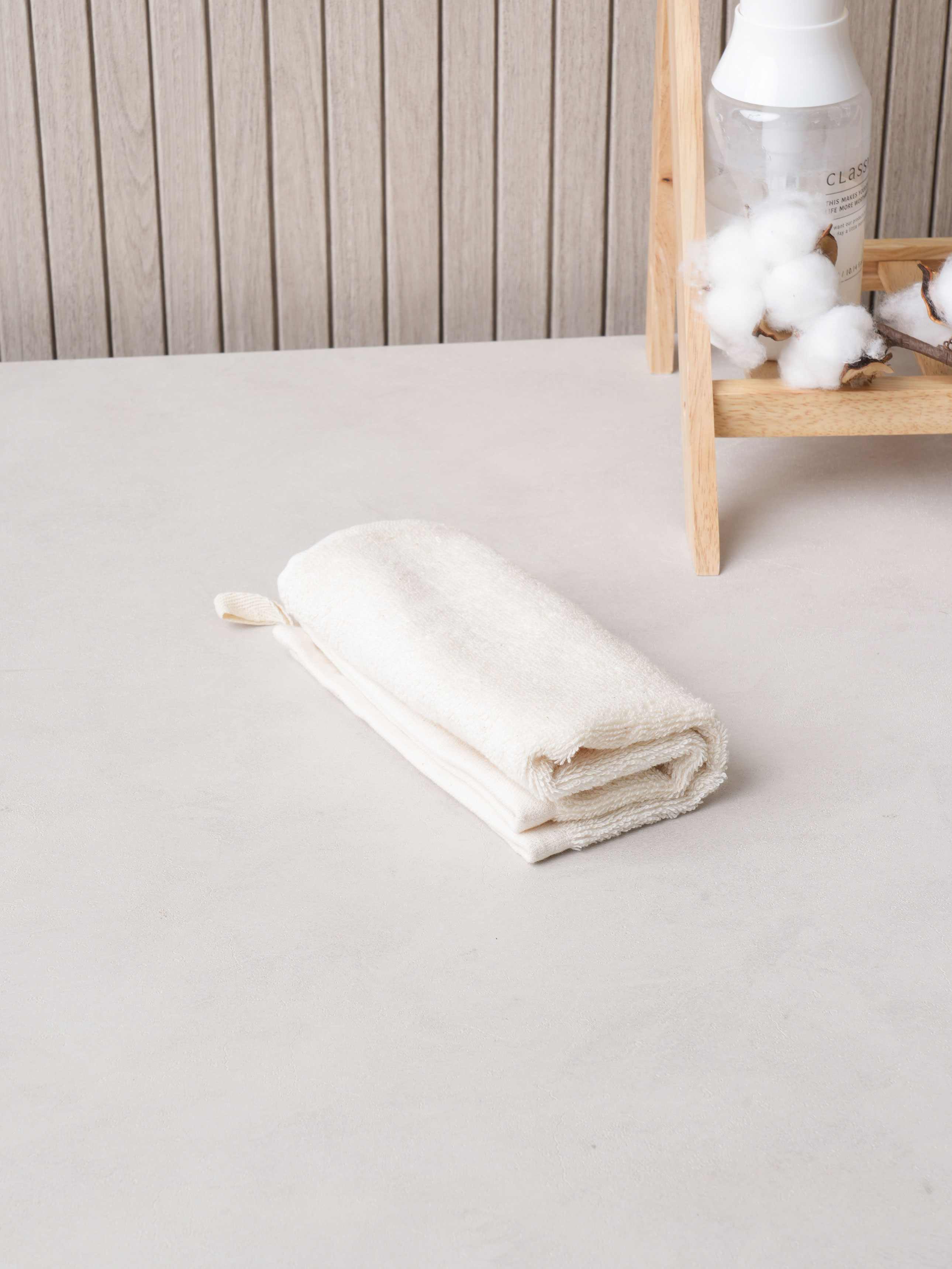 Non-fluorescent hand towel 34