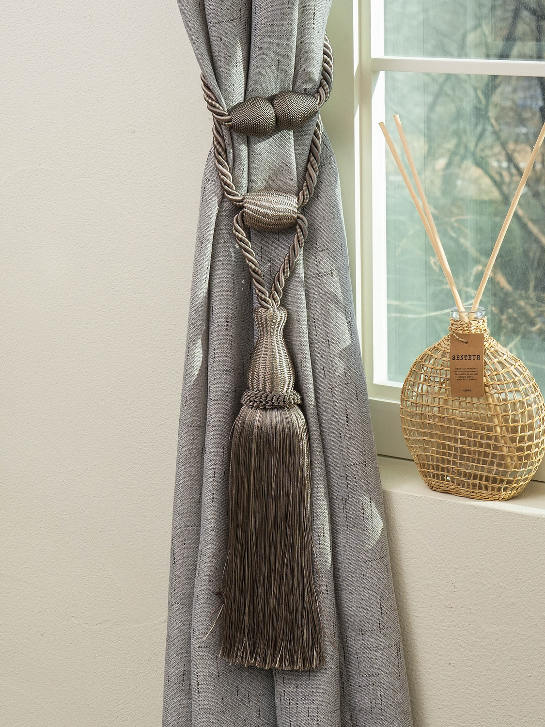 Tassel curtain tie magnet type