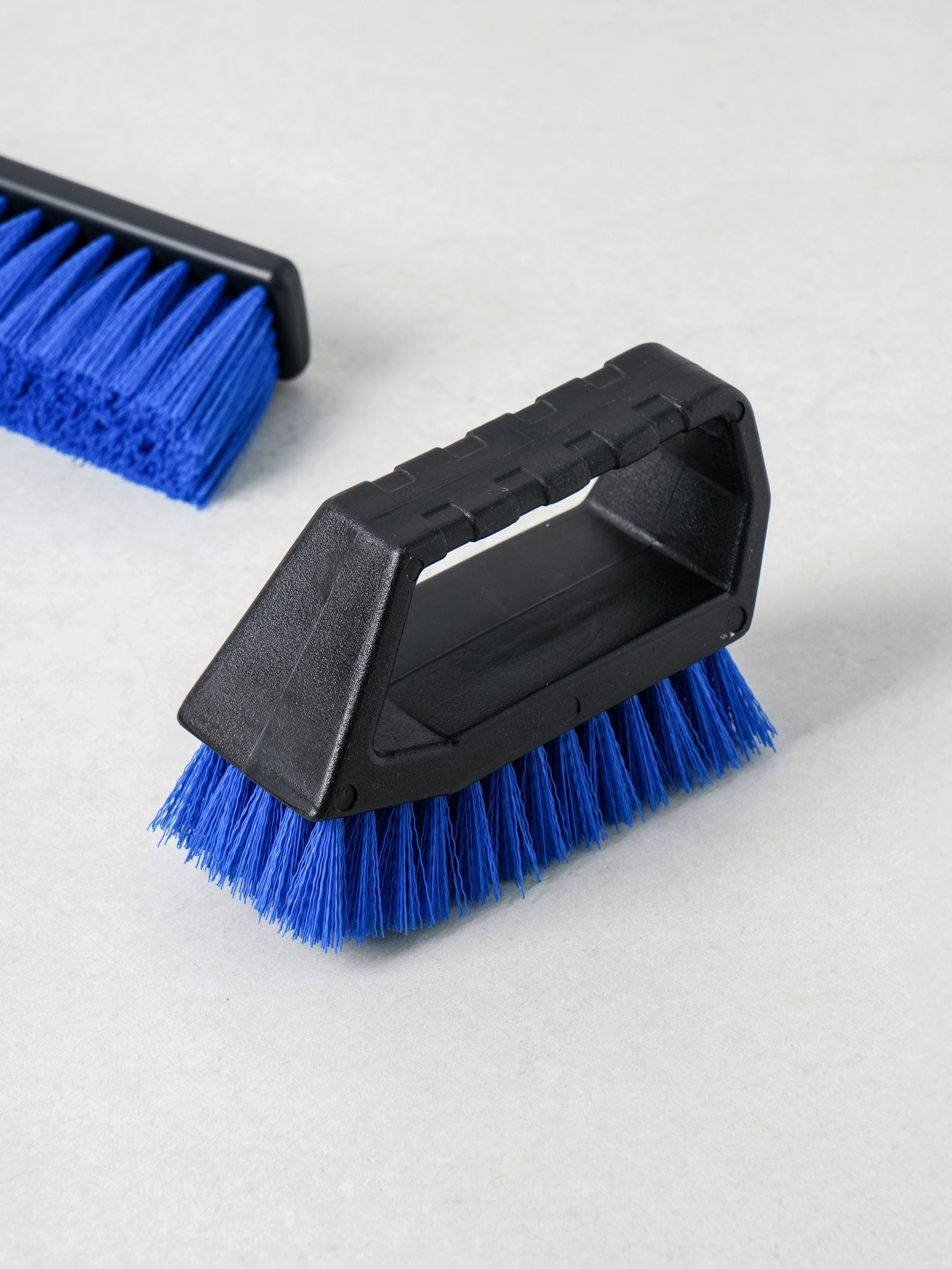 Easy to grip car tire cleaning brush