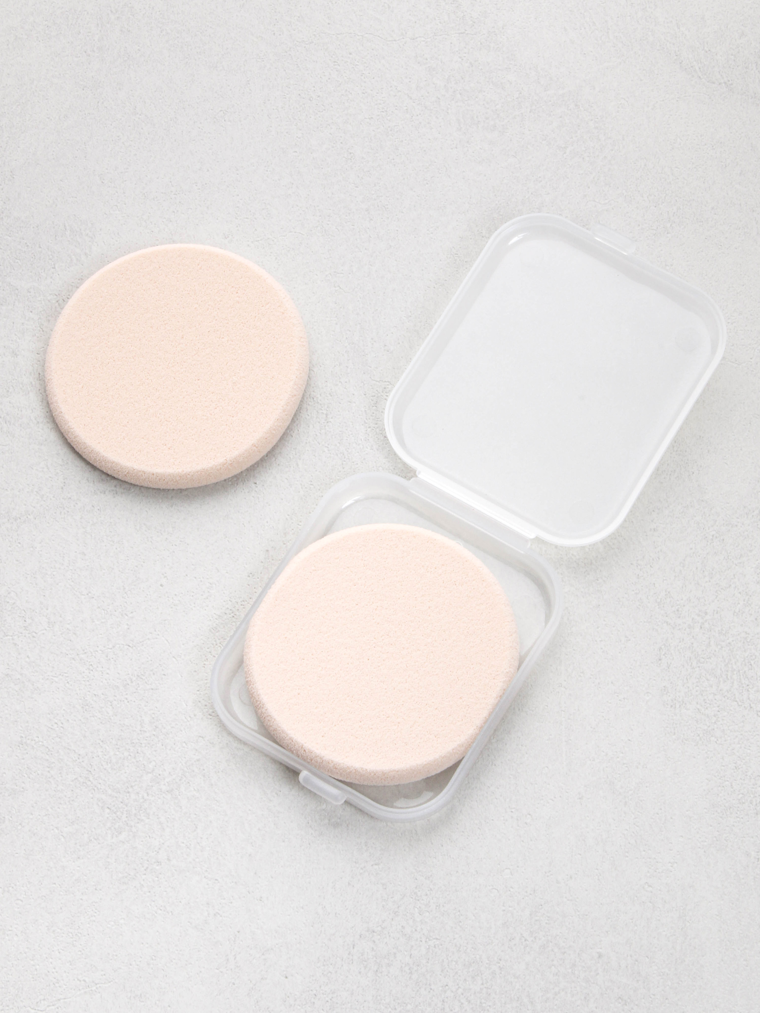 2 round puffs (including carrying case)