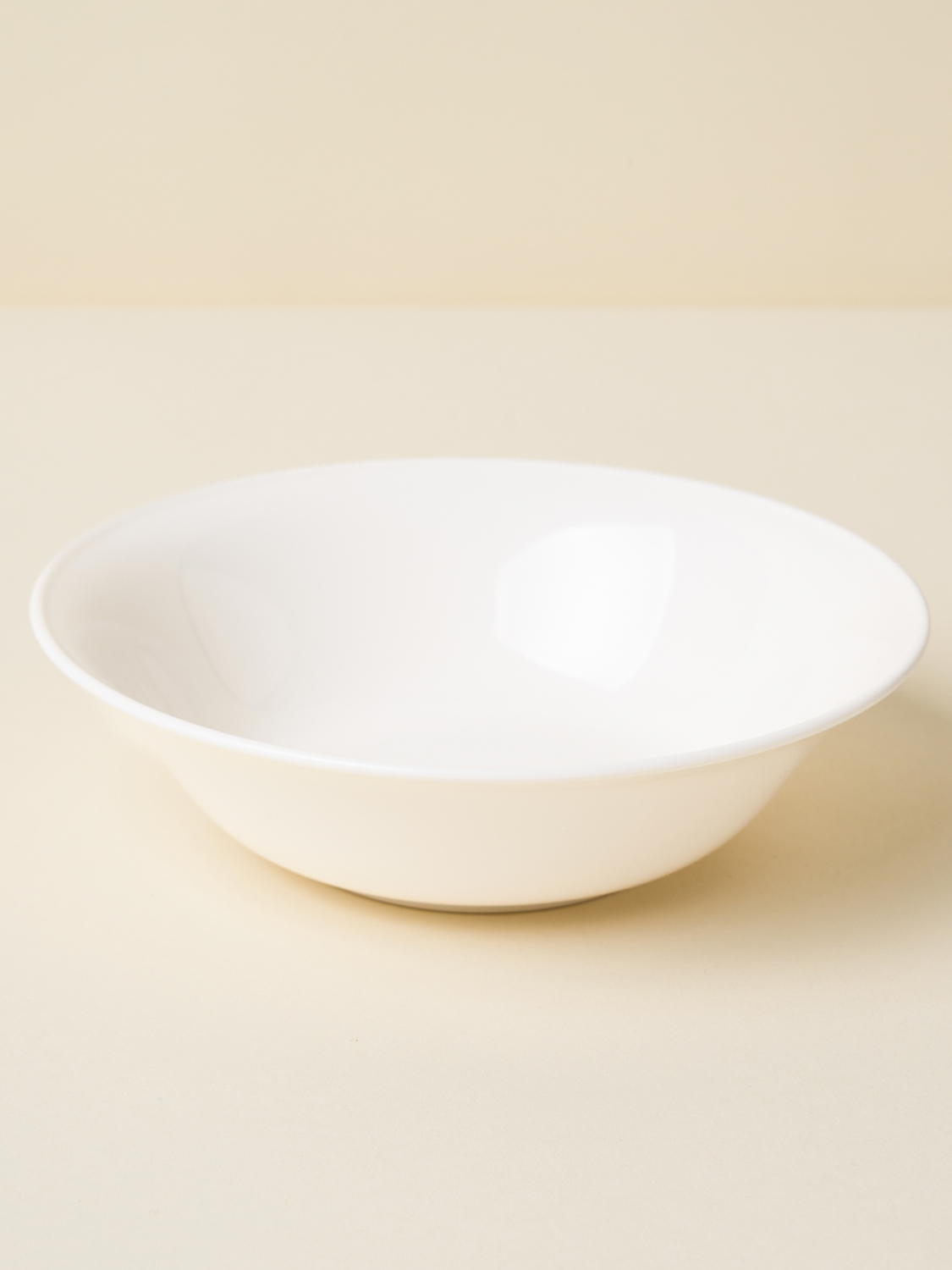 Creamy round plate made in Japan (approx. 17 cm)