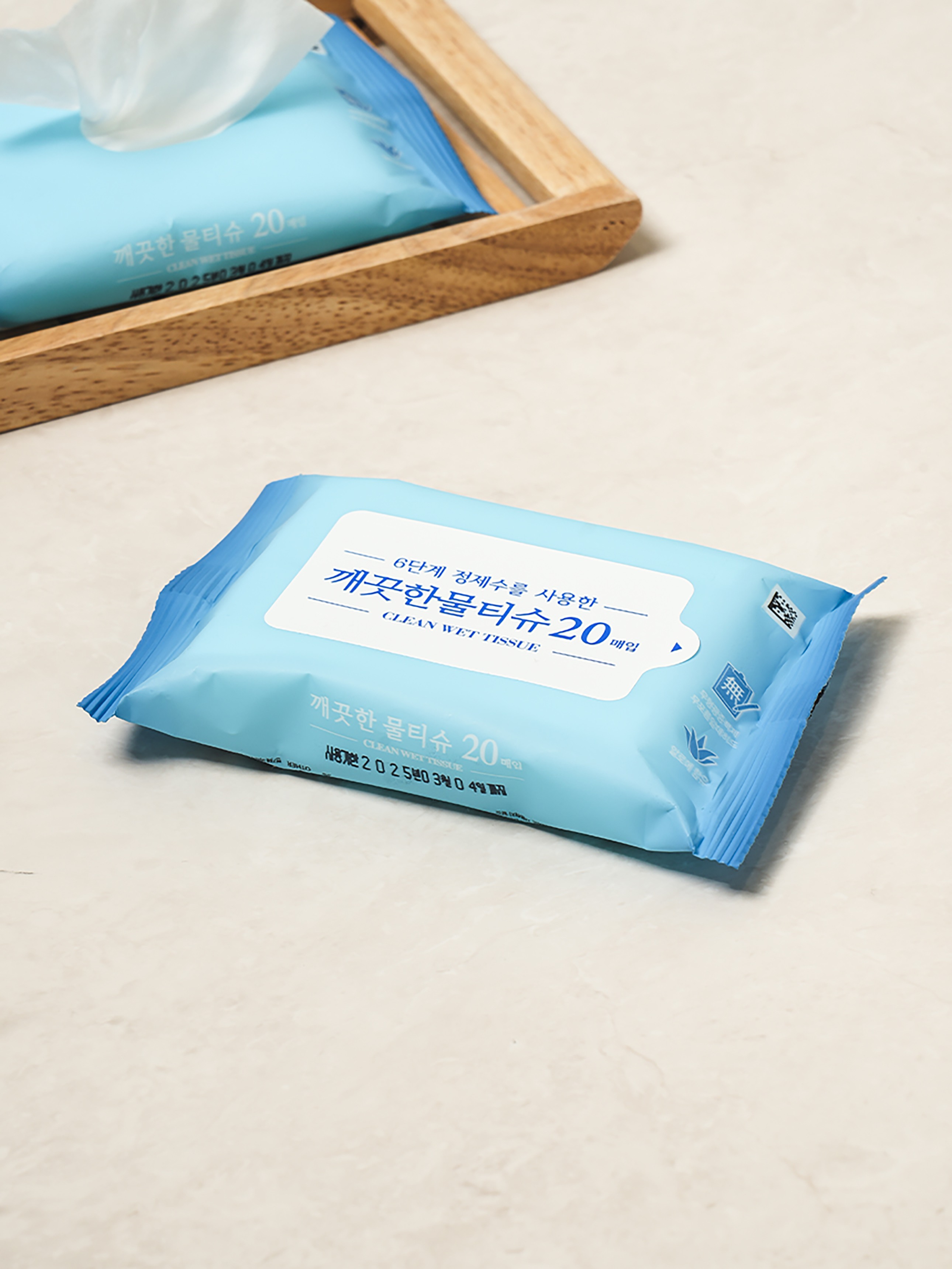 20 clean portable wet wipes