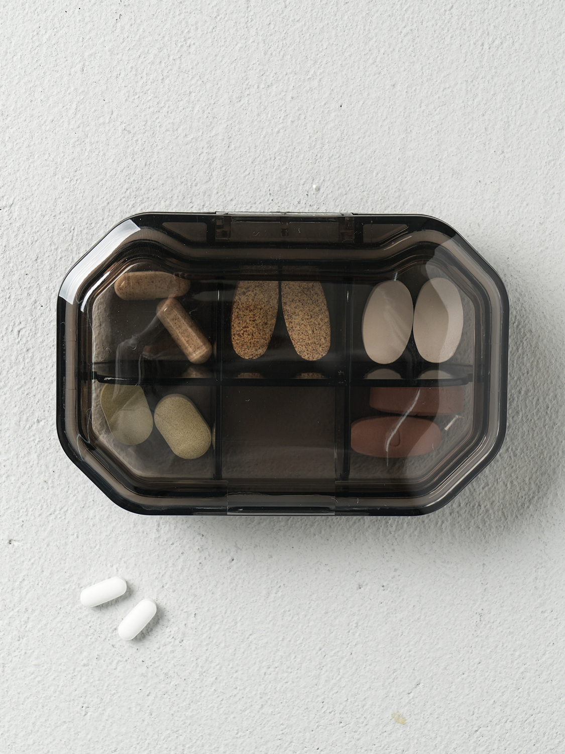 6-compartment sealed medicine cabinet