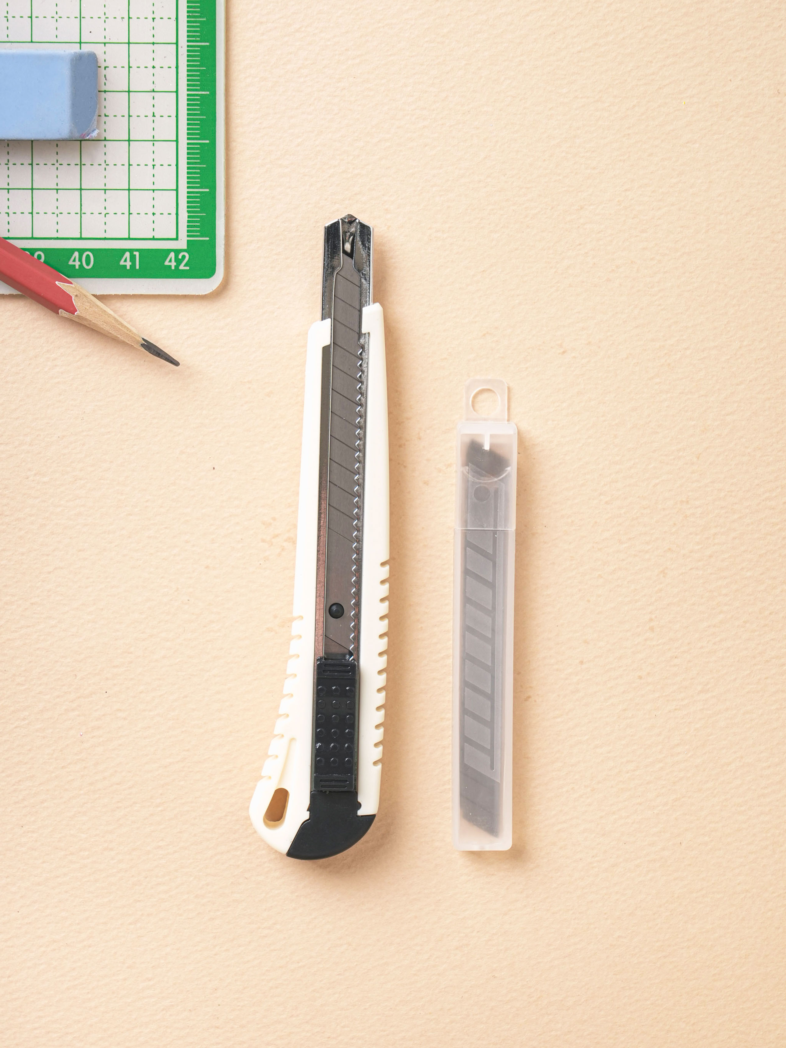 Includes 5 handle snap cutter knife 9 mm refills