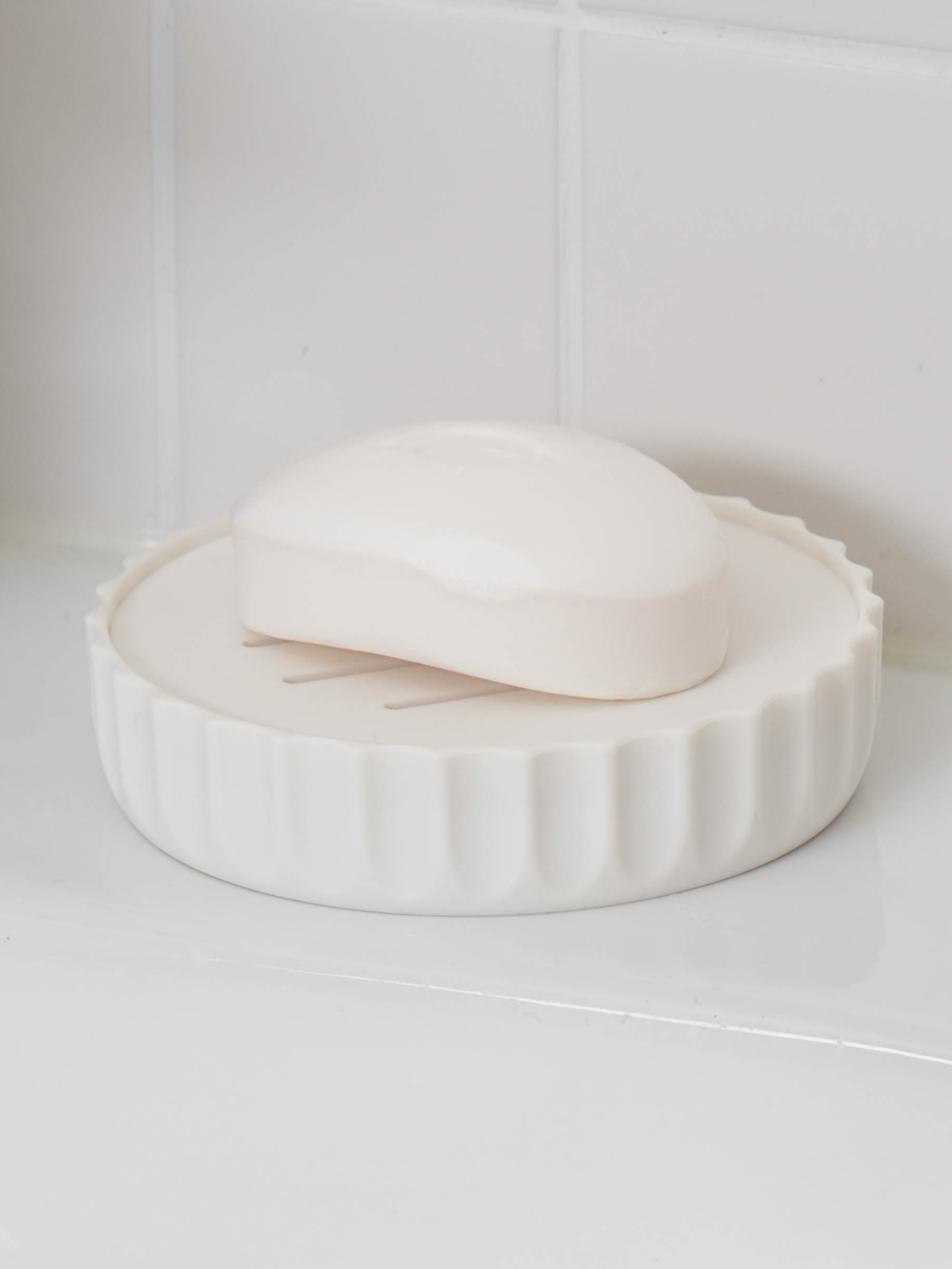 Wave cut water draining soap dish