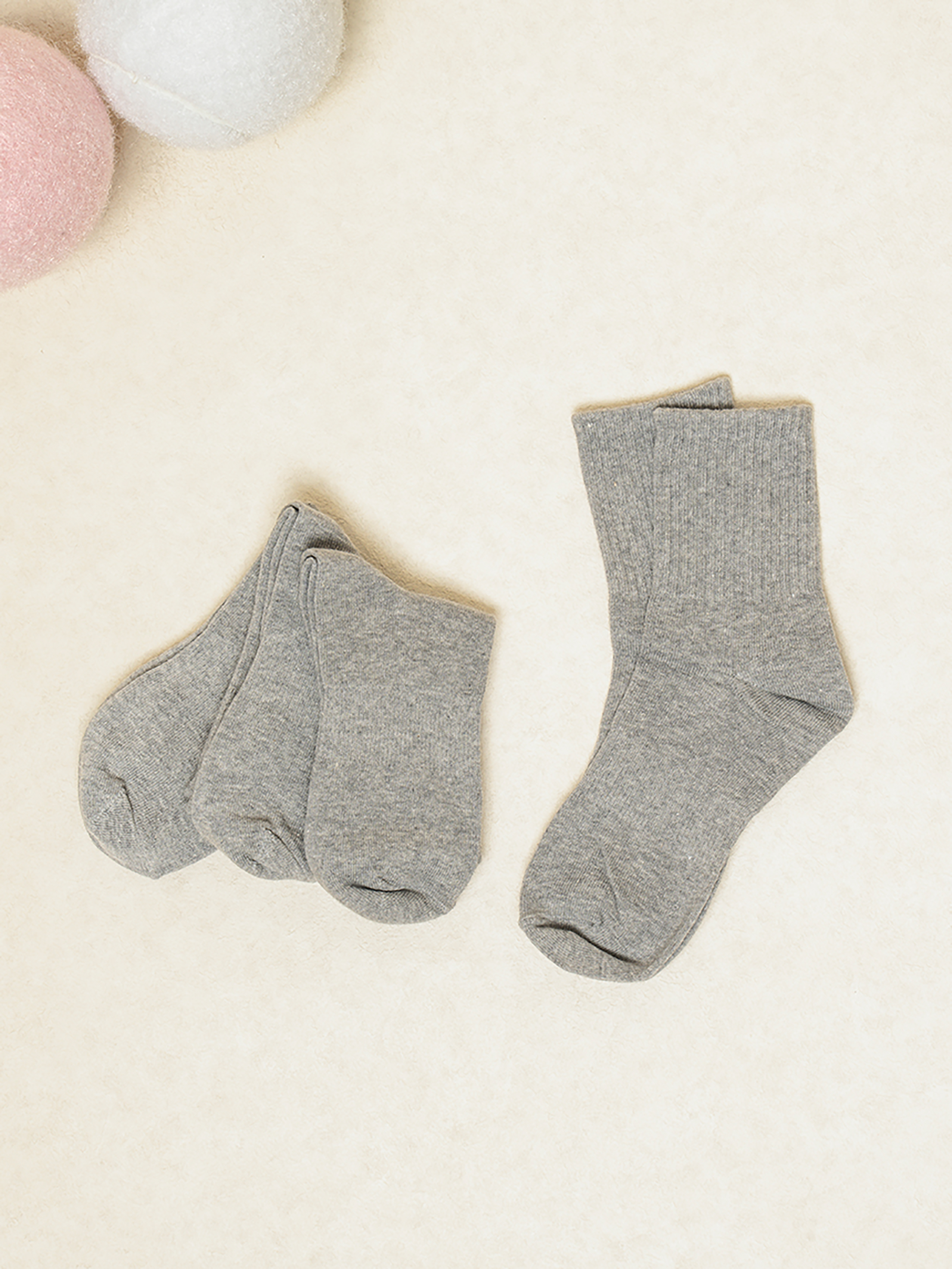 4 pairs of women's ribbed medium socks gray