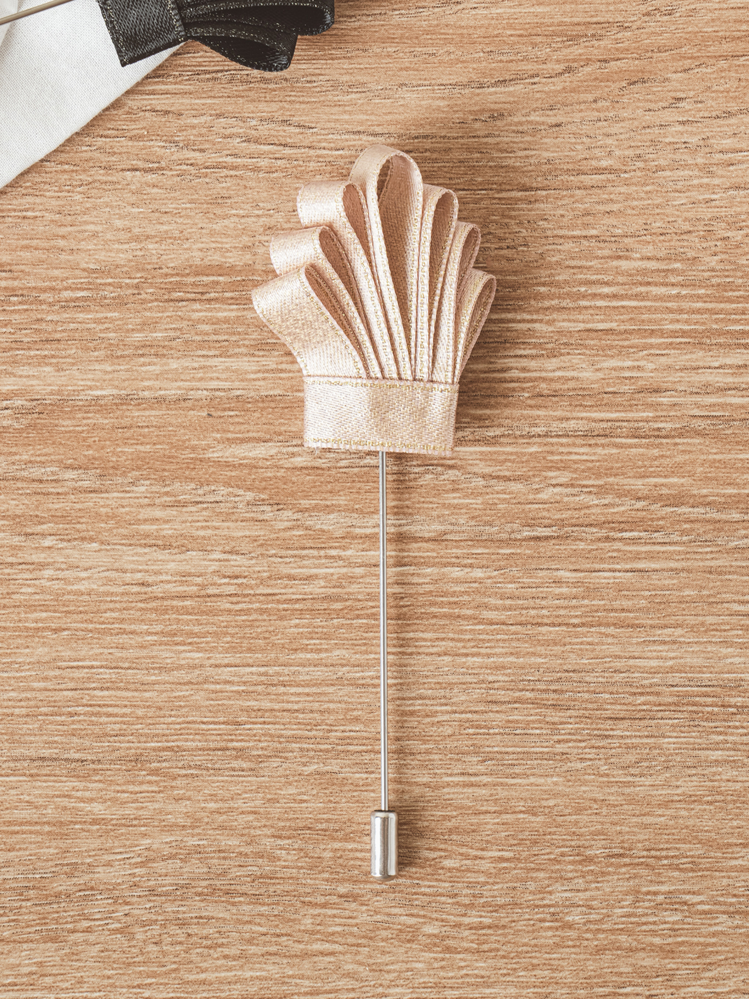Shell-shaped boutonniere