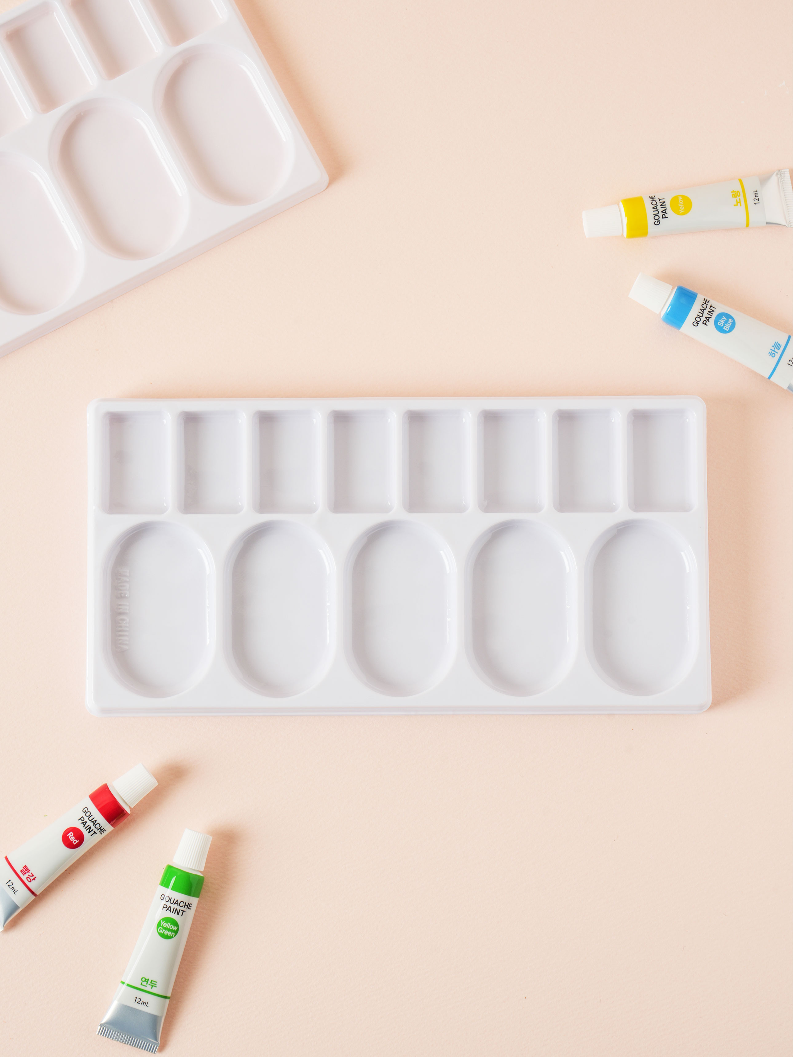 5 disposable art palettes with 13 compartments