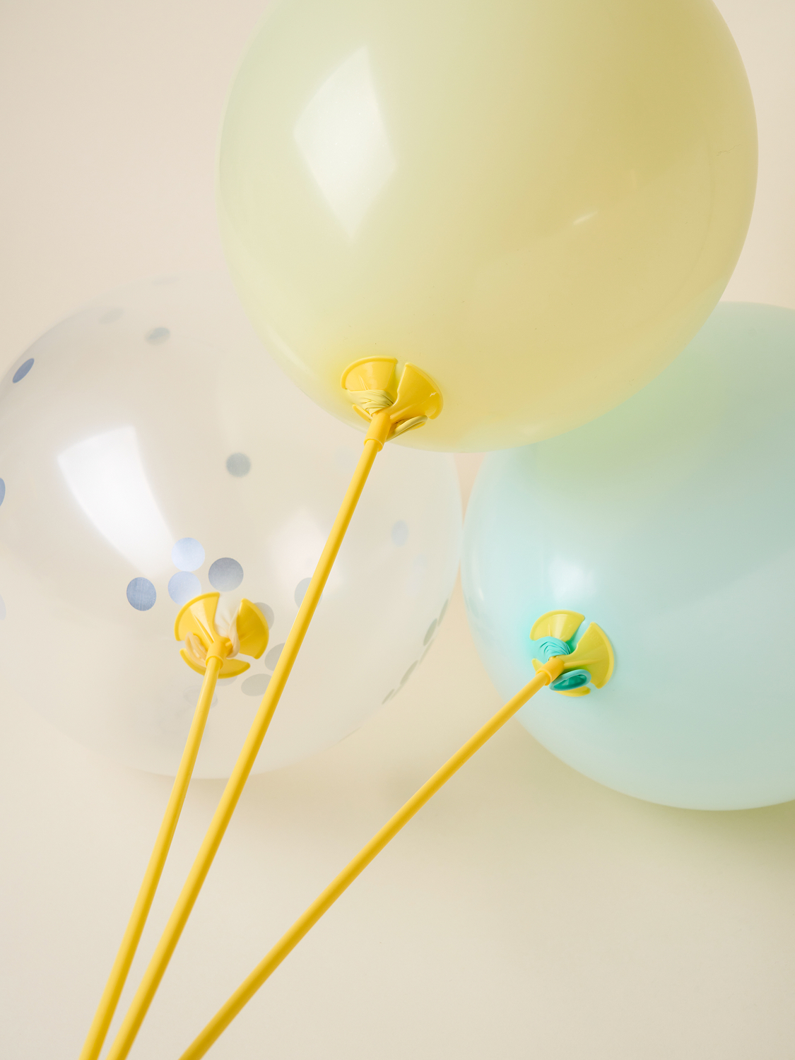 Colored balloon cup & stick 42 cm, 15 pieces, yellow
