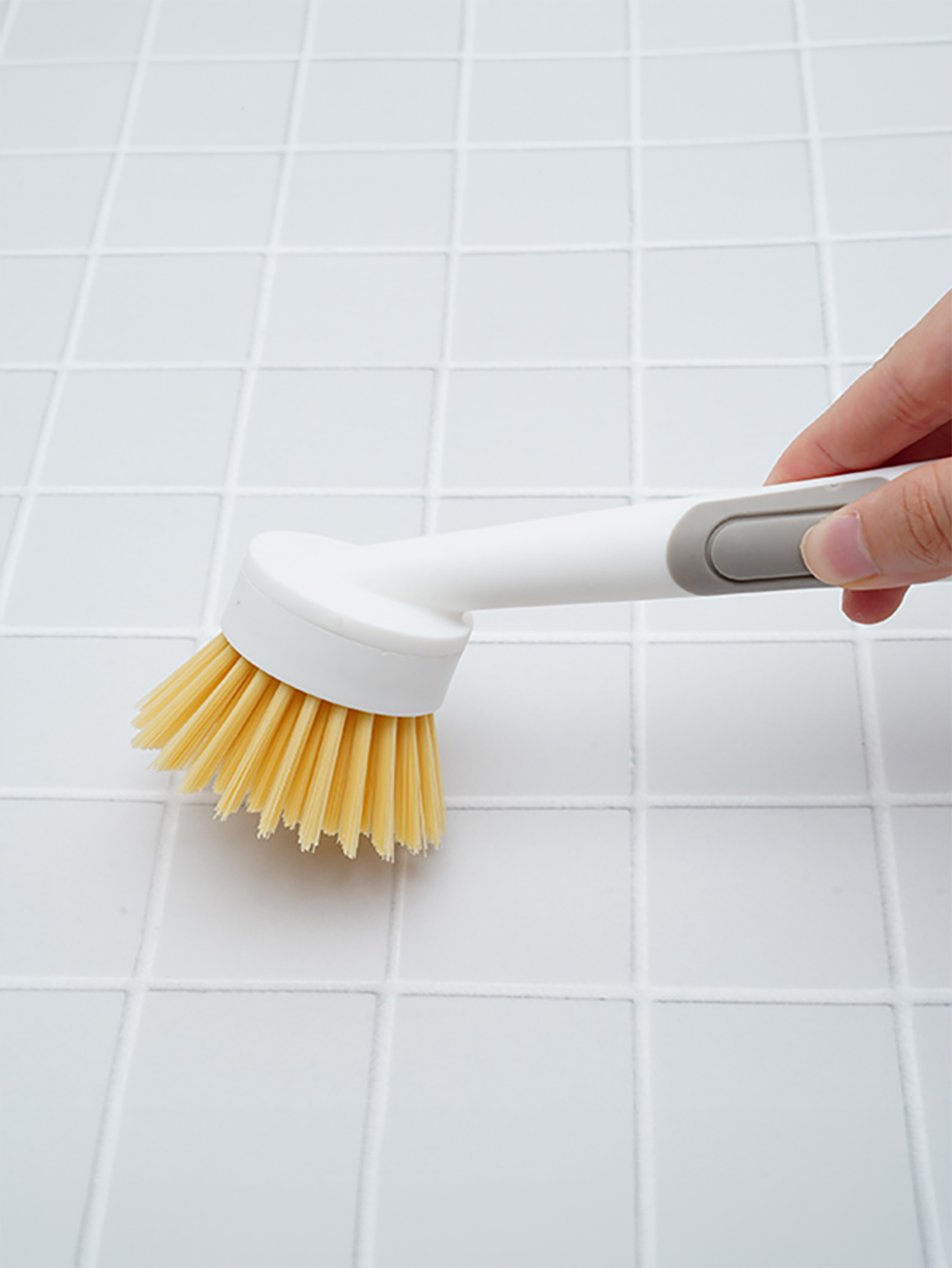 Detergent spray round cleaning brush