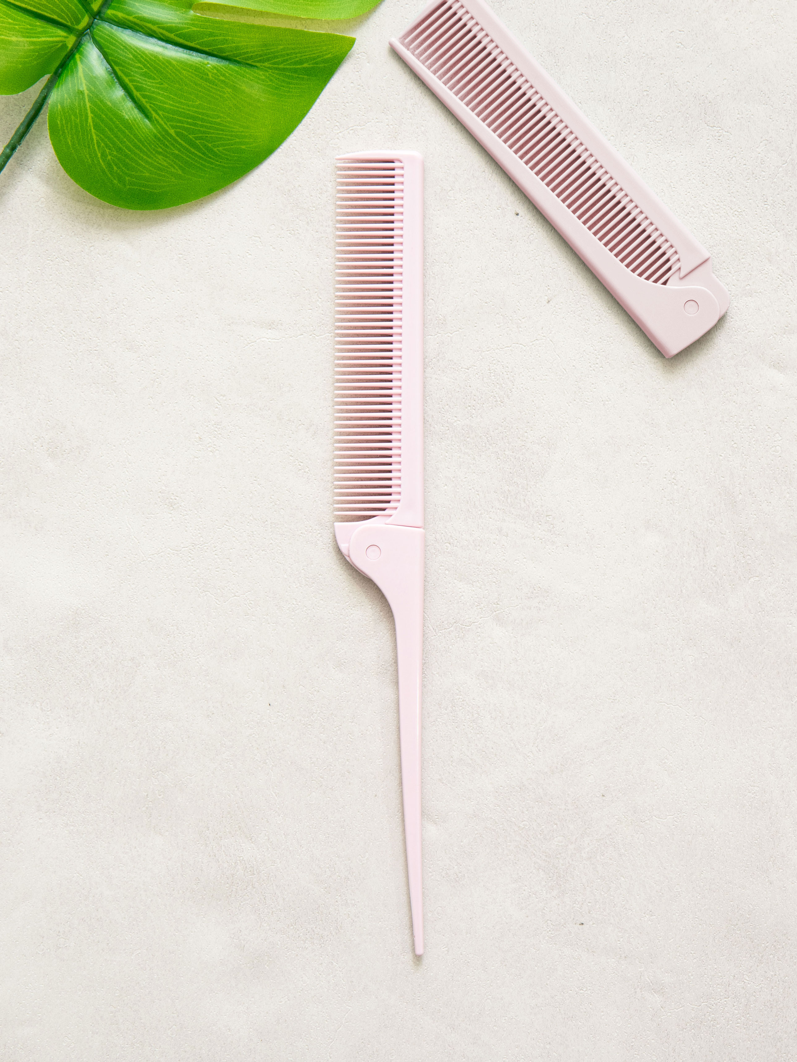 Simple folding tail comb