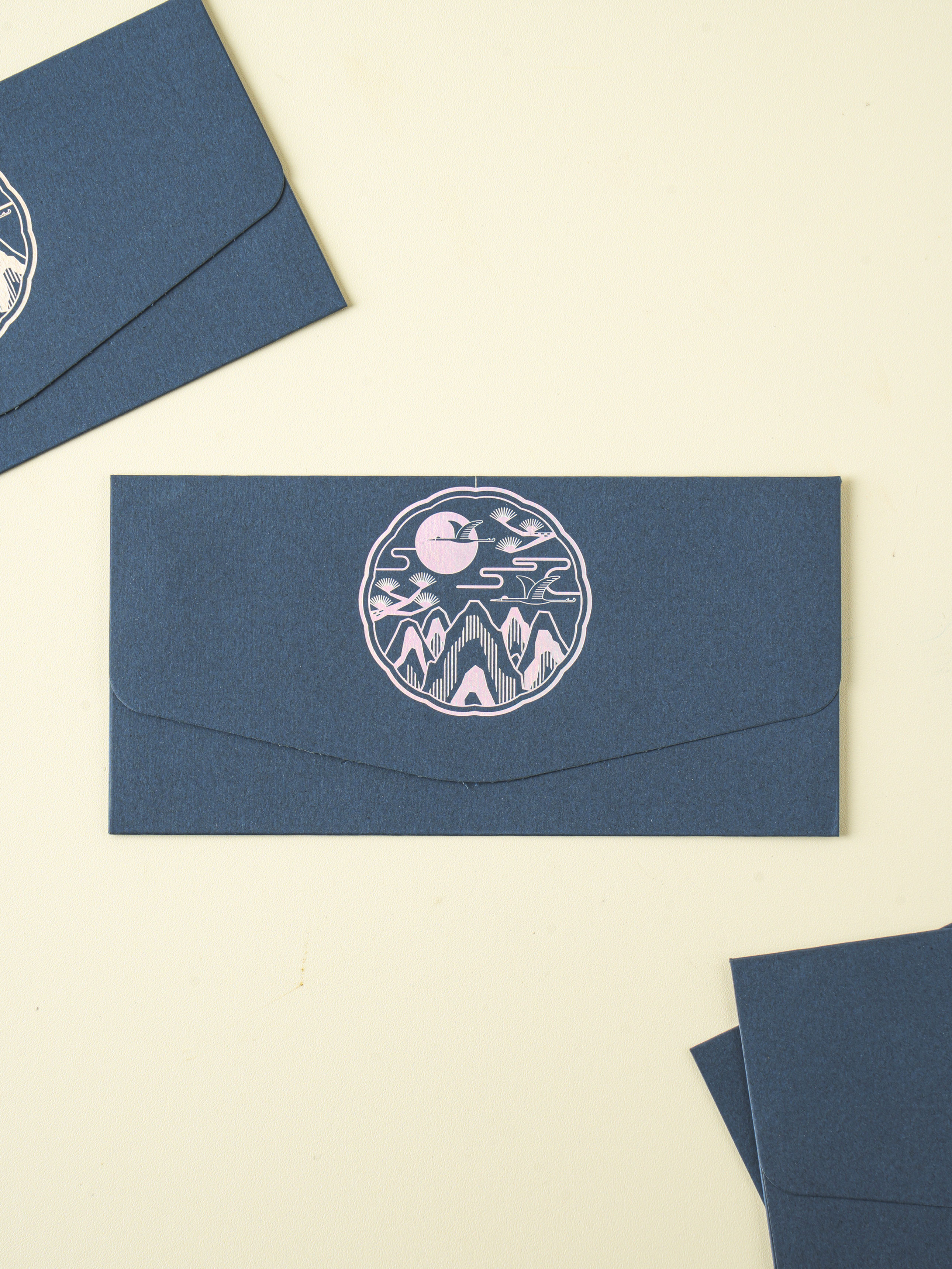 4 mother-of-pearl pattern envelopes